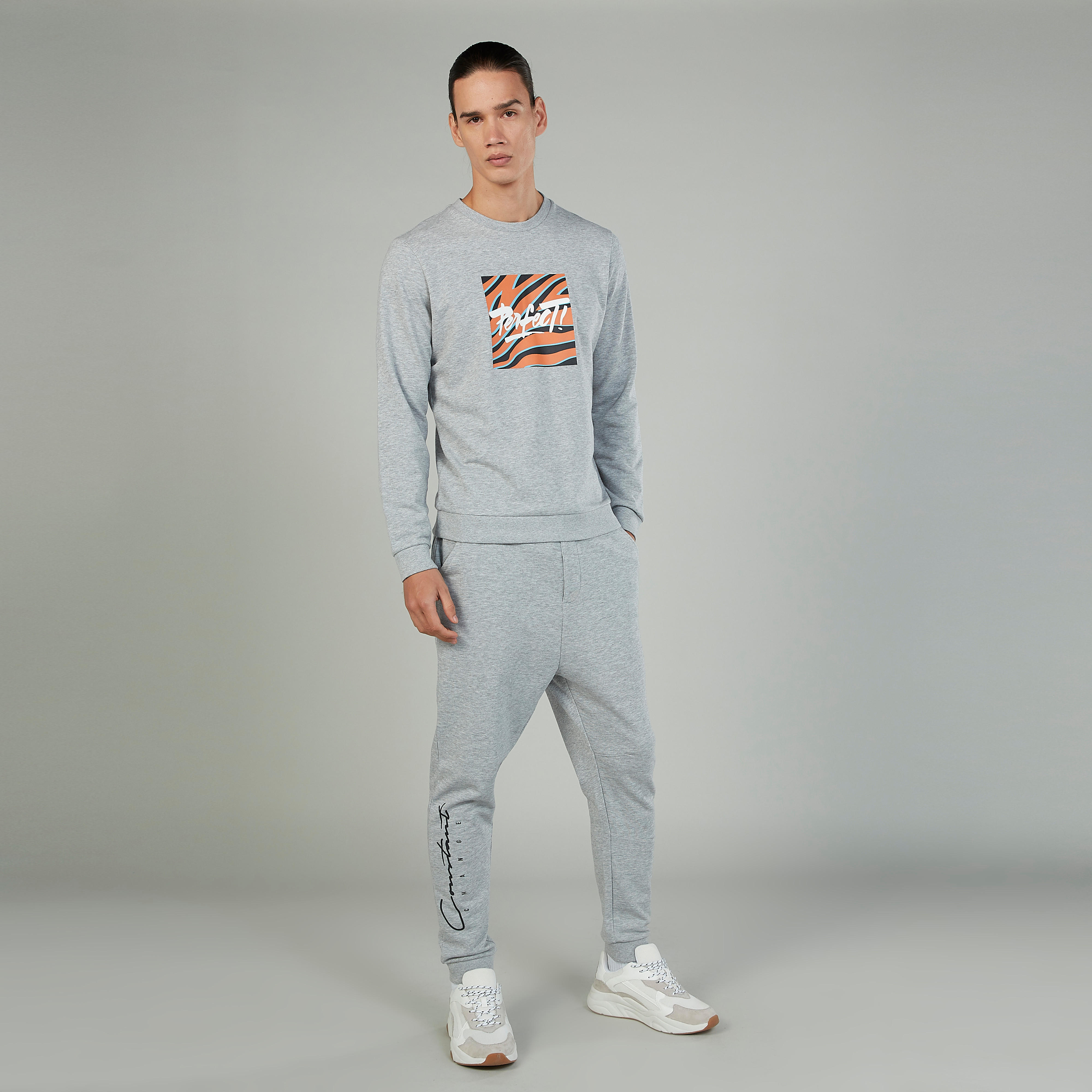 سويت شيرت بياقة ضيقة وأكمام طويلة وطبعات-men-winterwear-hoodiesandsweatshirts-image-3