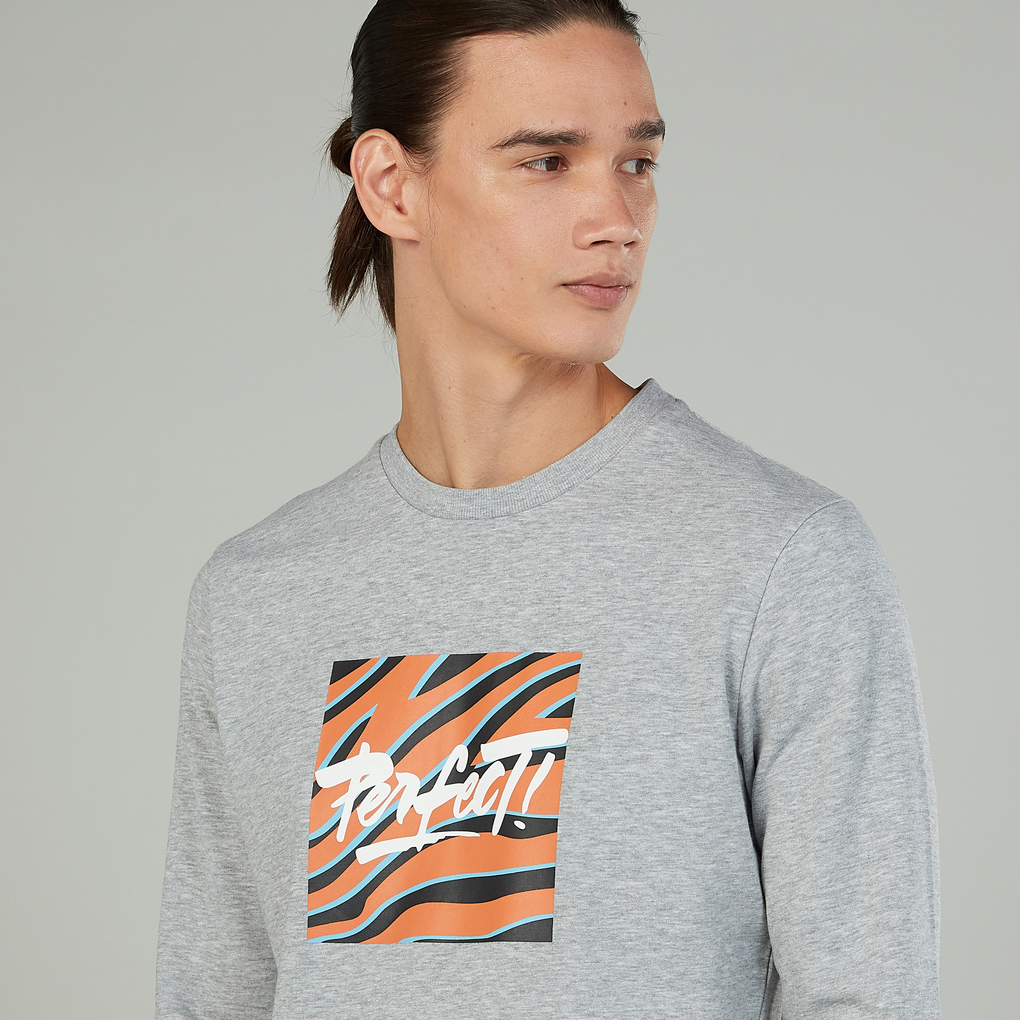 سويت شيرت بياقة ضيقة وأكمام طويلة وطبعات-men-winterwear-hoodiesandsweatshirts-image-2