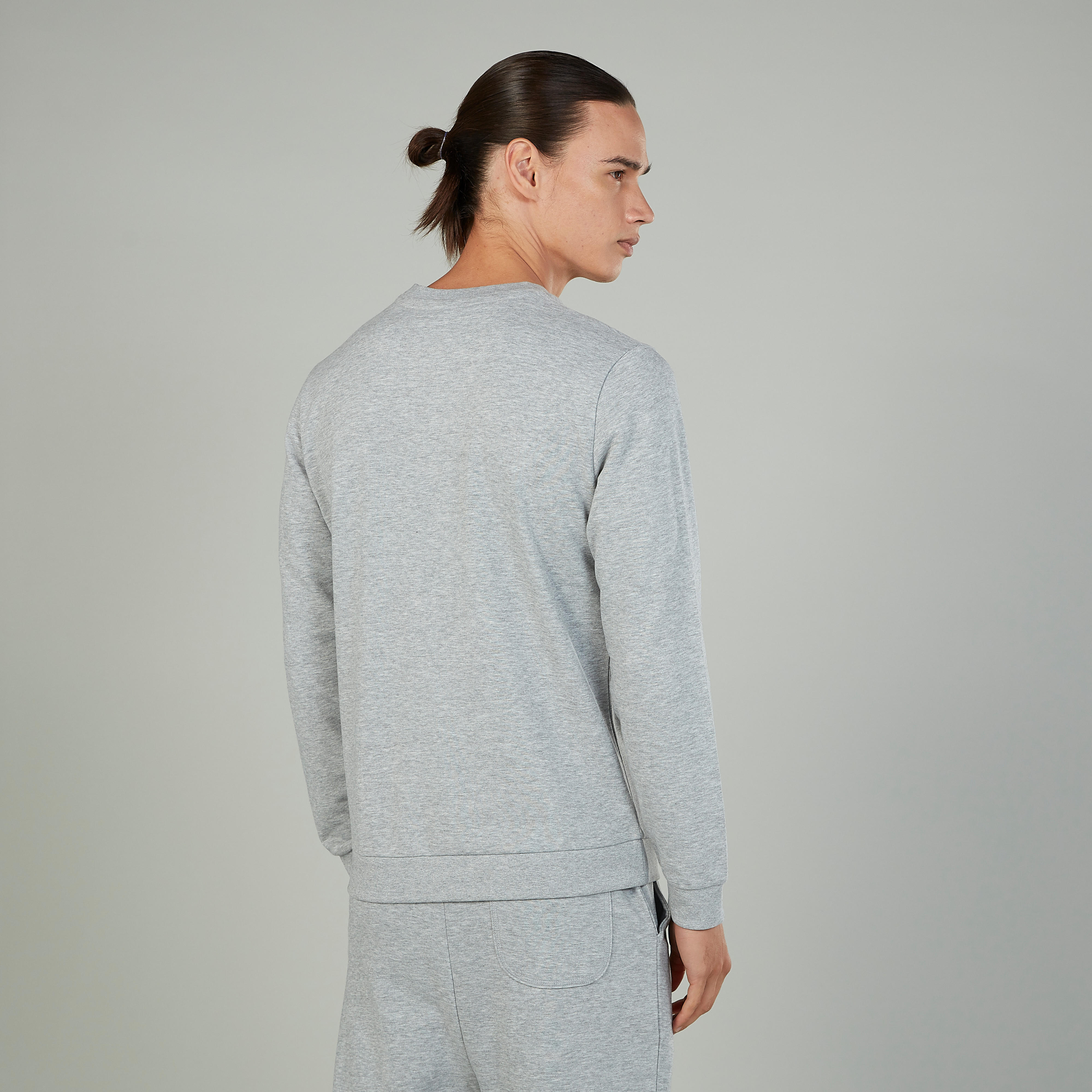 سويت شيرت بياقة ضيقة وأكمام طويلة وطبعات-men-winterwear-hoodiesandsweatshirts-image-1