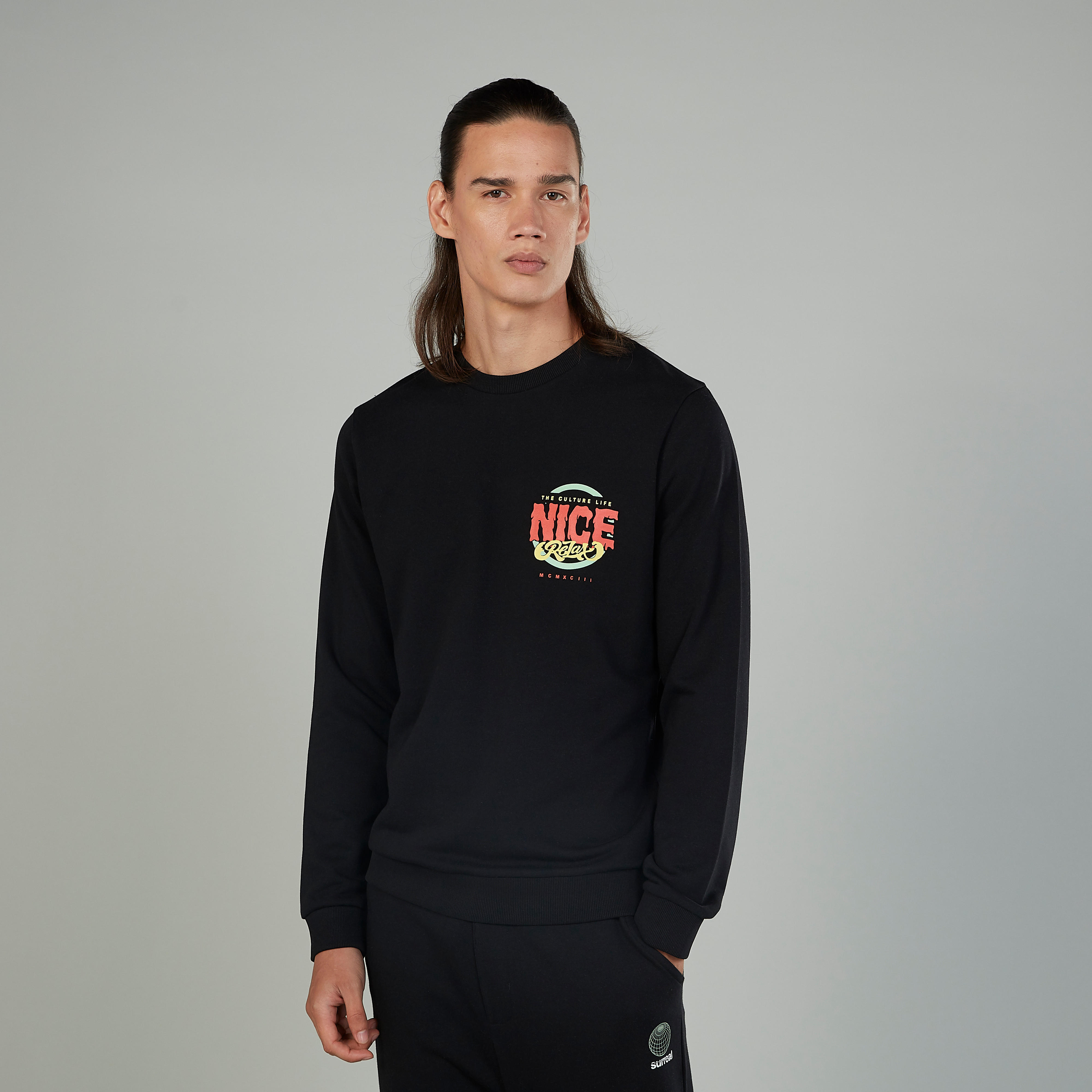 سويت شيرت بياقة ضيقة وأكمام طويلة وطبعات-men-winterwear-hoodiesandsweatshirts-image-1