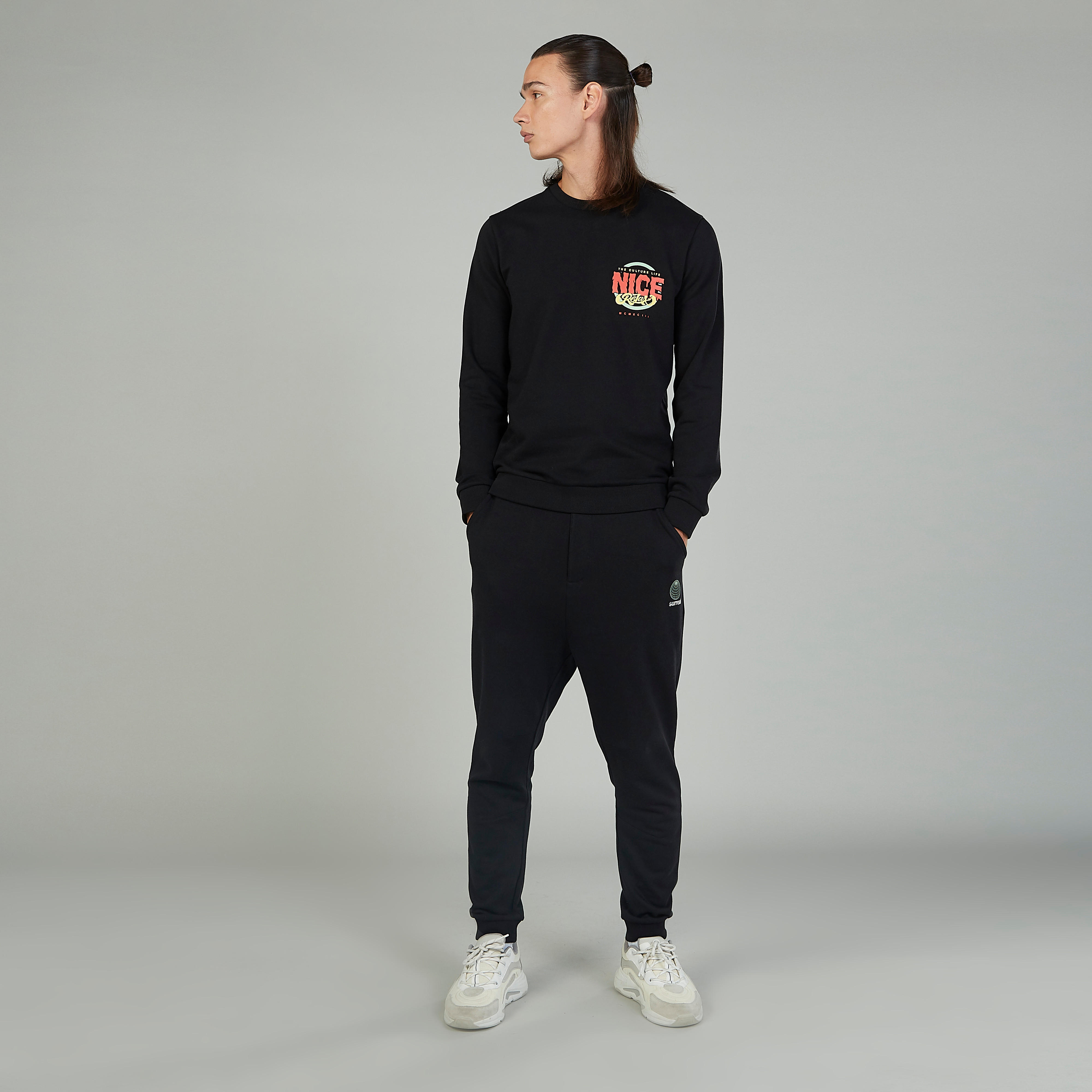 سويت شيرت بياقة ضيقة وأكمام طويلة وطبعات-men-winterwear-hoodiesandsweatshirts-image-2