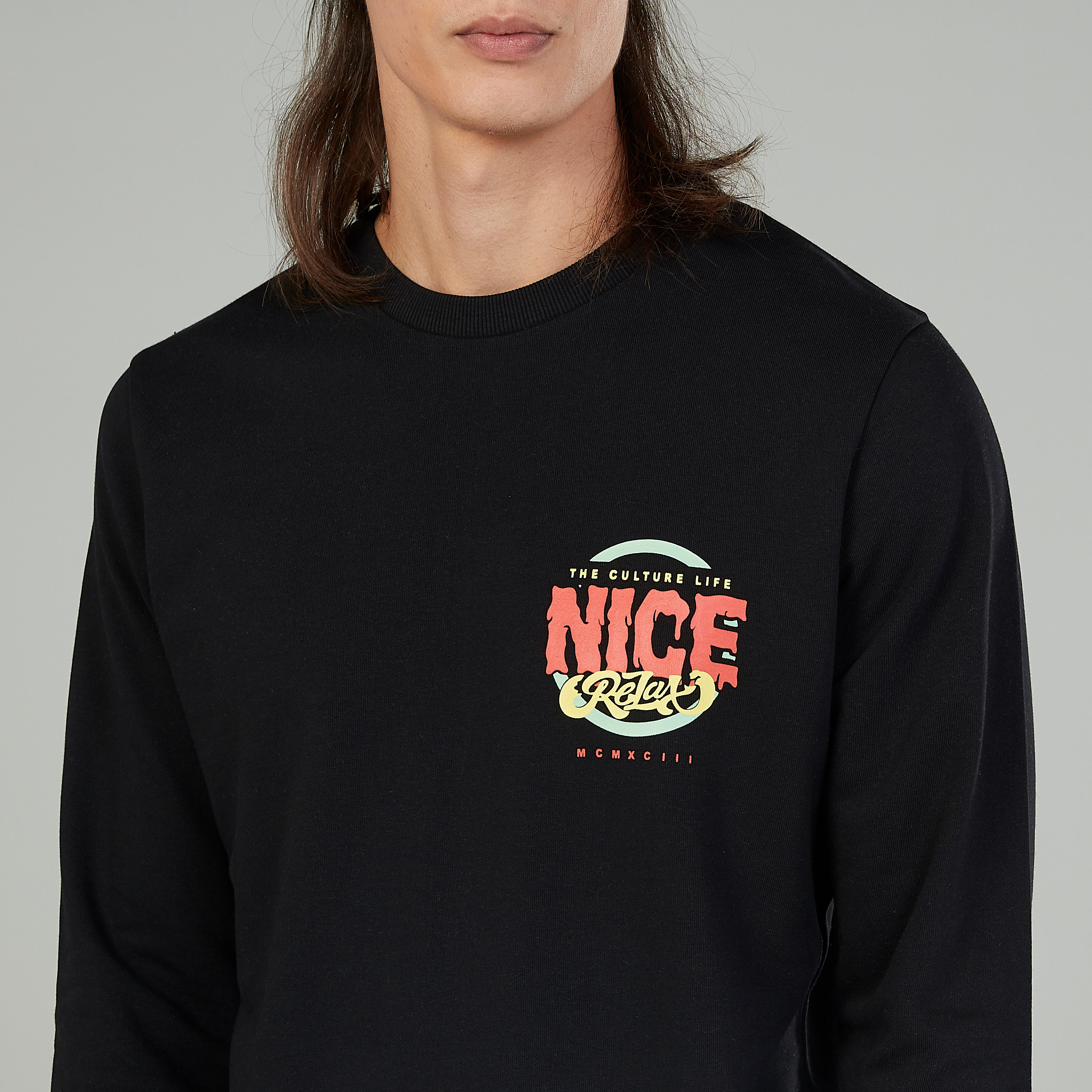 سويت شيرت بياقة ضيقة وأكمام طويلة وطبعات-men-winterwear-hoodiesandsweatshirts-image-3