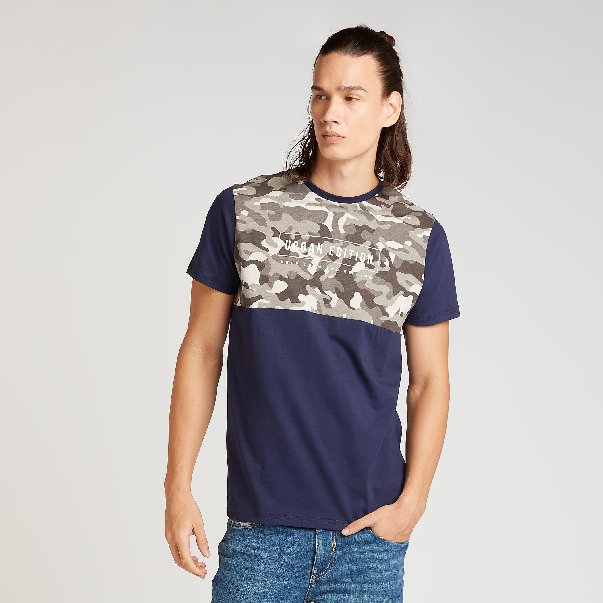 تيشيرت بقصة سليم بياقة ضيّقة وأكمام قصيرة وطبعات-men-clothing-tshirtsandpolos-tshirts-image-1