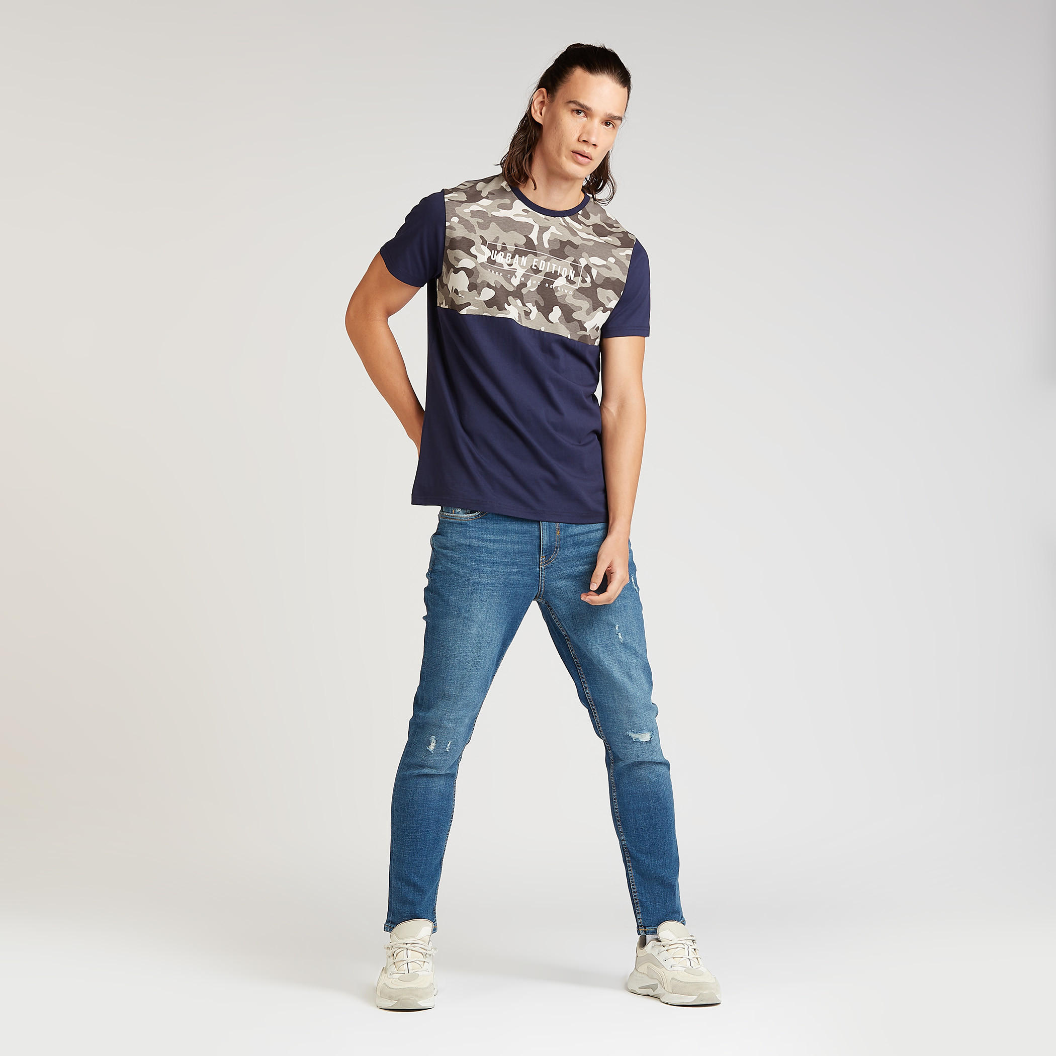 تيشيرت بقصة سليم بياقة ضيّقة وأكمام قصيرة وطبعات-men-clothing-tshirtsandpolos-tshirts-image-2