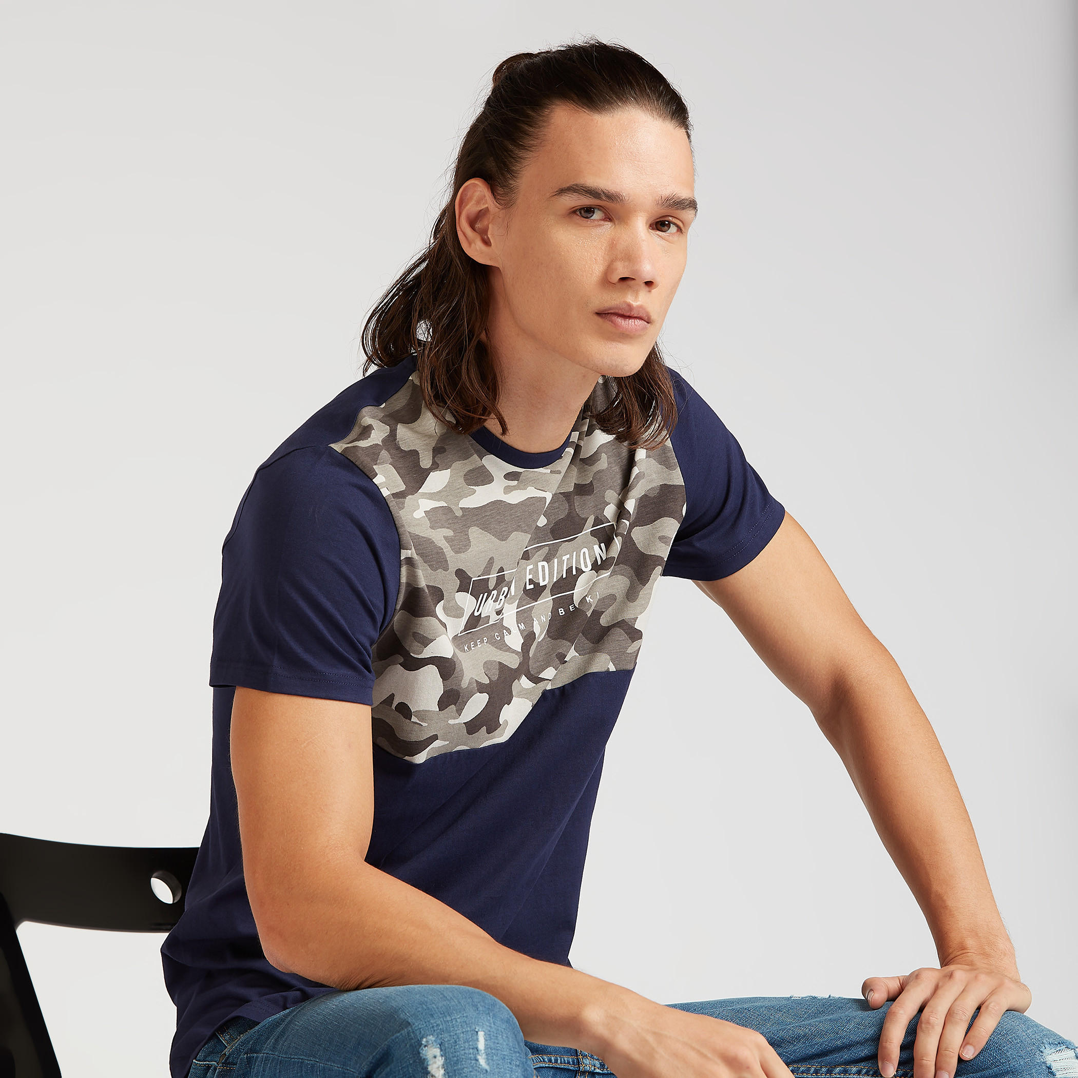 تيشيرت بقصة سليم بياقة ضيّقة وأكمام قصيرة وطبعات-men-clothing-tshirtsandpolos-tshirts-image-3