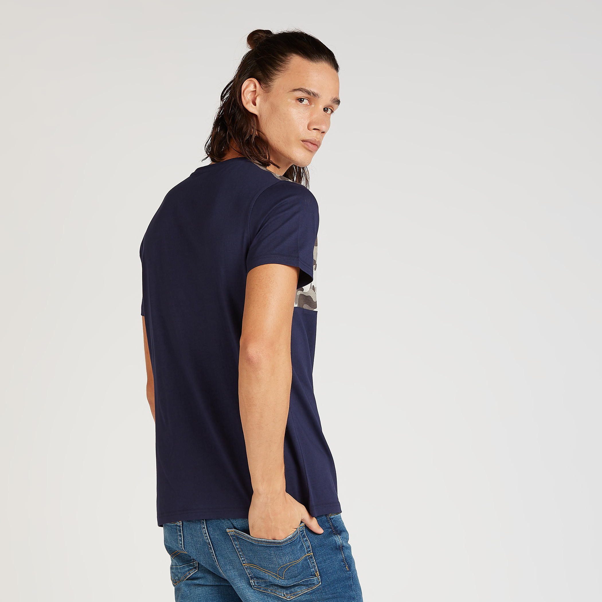 تيشيرت بقصة سليم بياقة ضيّقة وأكمام قصيرة وطبعات-men-clothing-tshirtsandpolos-tshirts-image-4