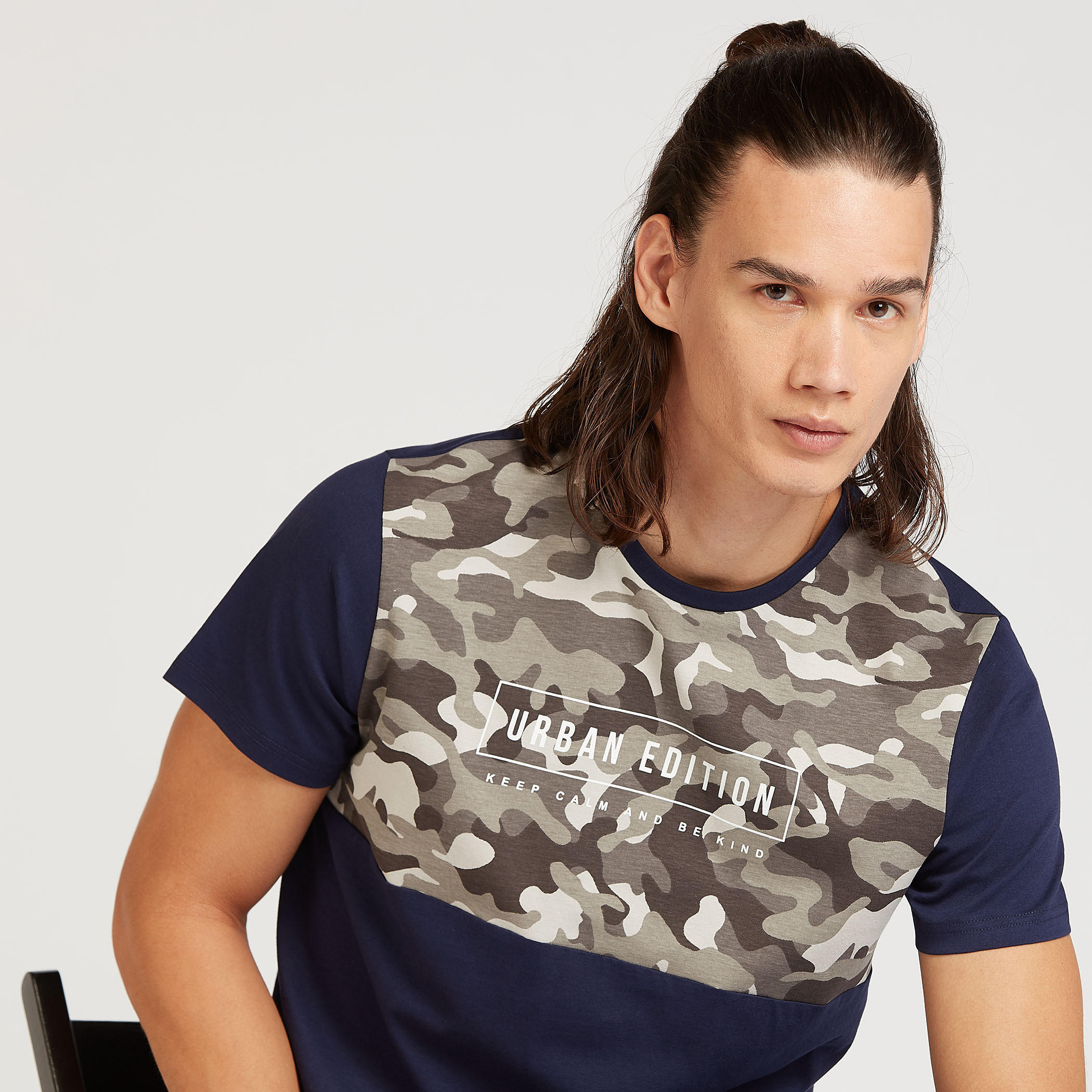 تيشيرت بقصة سليم بياقة ضيّقة وأكمام قصيرة وطبعات-men-clothing-tshirtsandpolos-tshirts-image-5