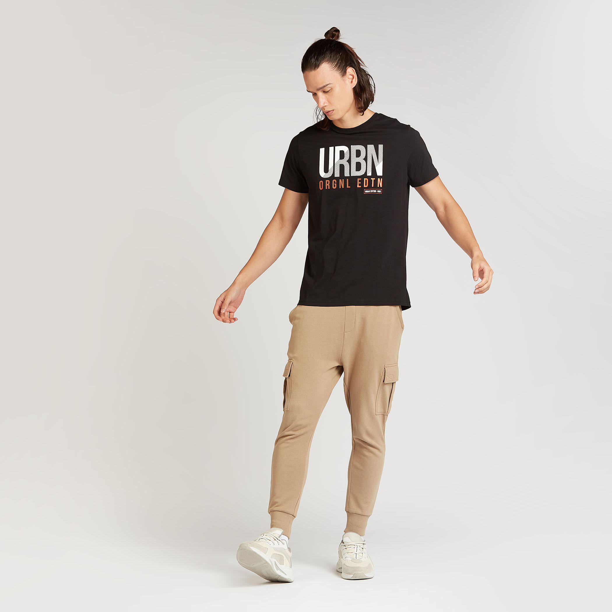 تيشيرت سليم فيت بياقة ضيّقة وأكمام قصيرة وطبعات-men-clothing-tshirtsandpolos-tshirts-image-4