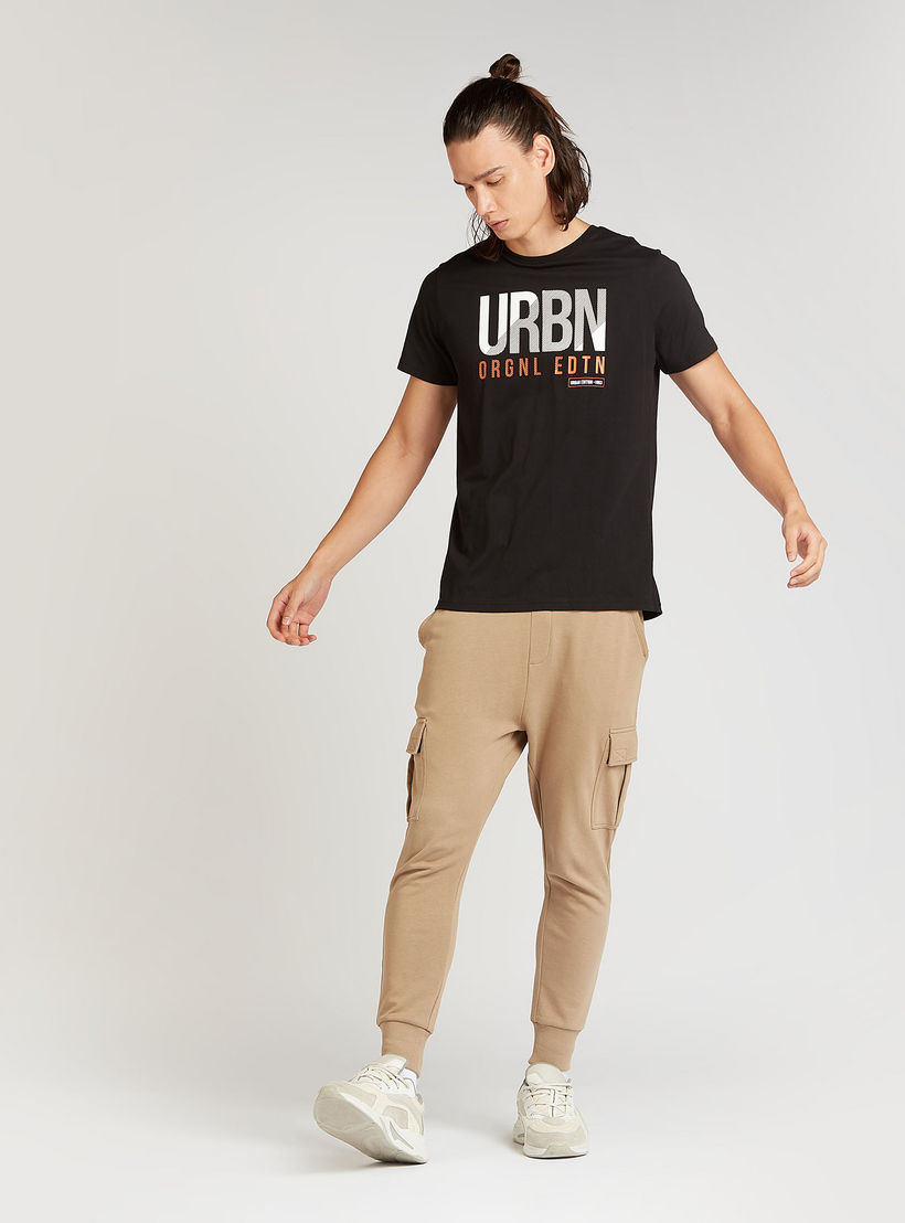 تيشيرت سليم فيت بياقة ضيّقة وأكمام قصيرة وطبعات-men-clothing-tshirtsandpolos-tshirts-image-4