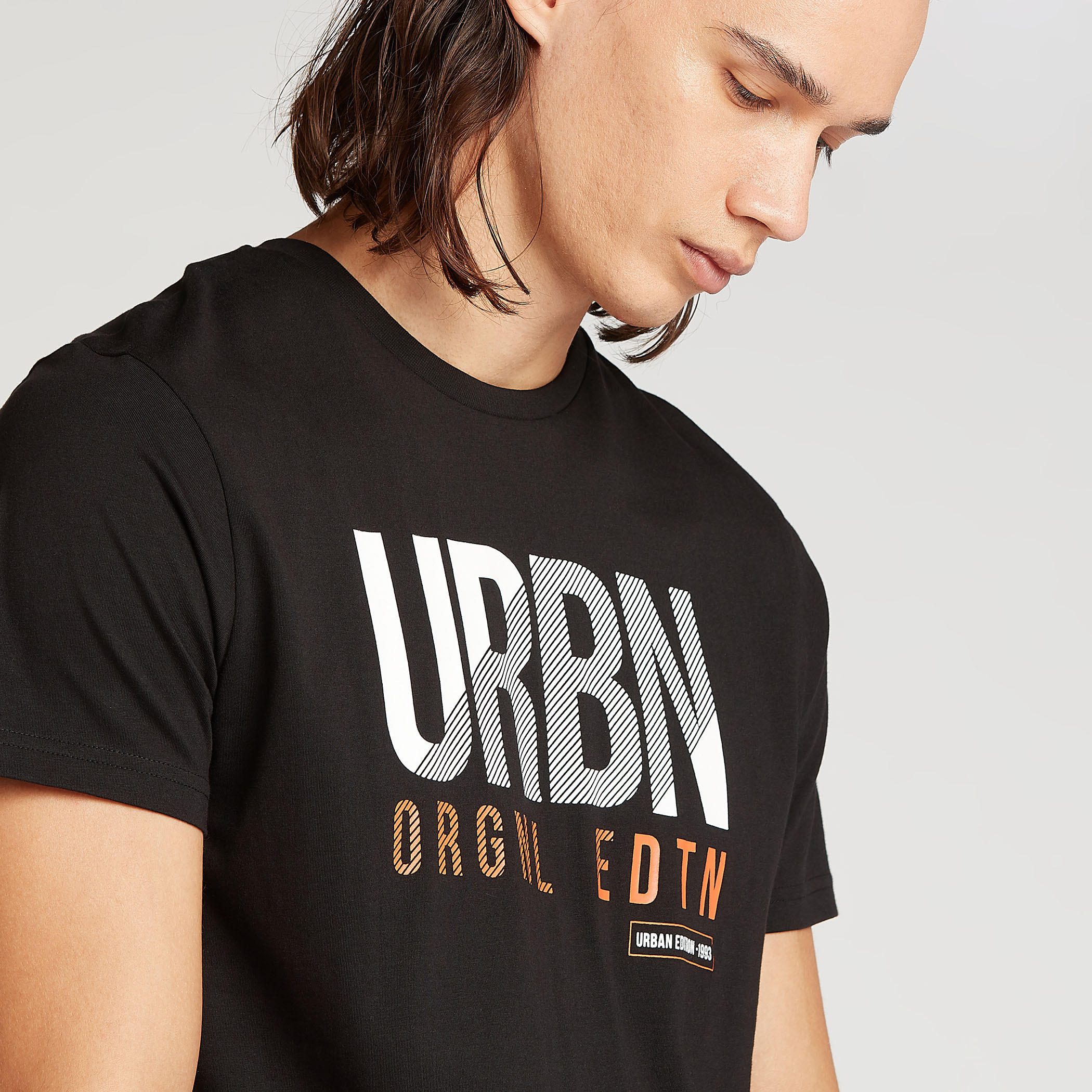 تيشيرت سليم فيت بياقة ضيّقة وأكمام قصيرة وطبعات-men-clothing-tshirtsandpolos-tshirts-image-3