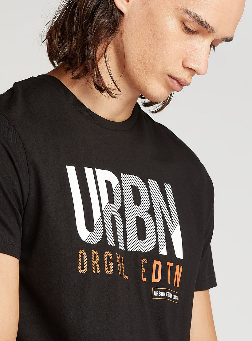 تيشيرت سليم فيت بياقة ضيّقة وأكمام قصيرة وطبعات-men-clothing-tshirtsandpolos-tshirts-image-3