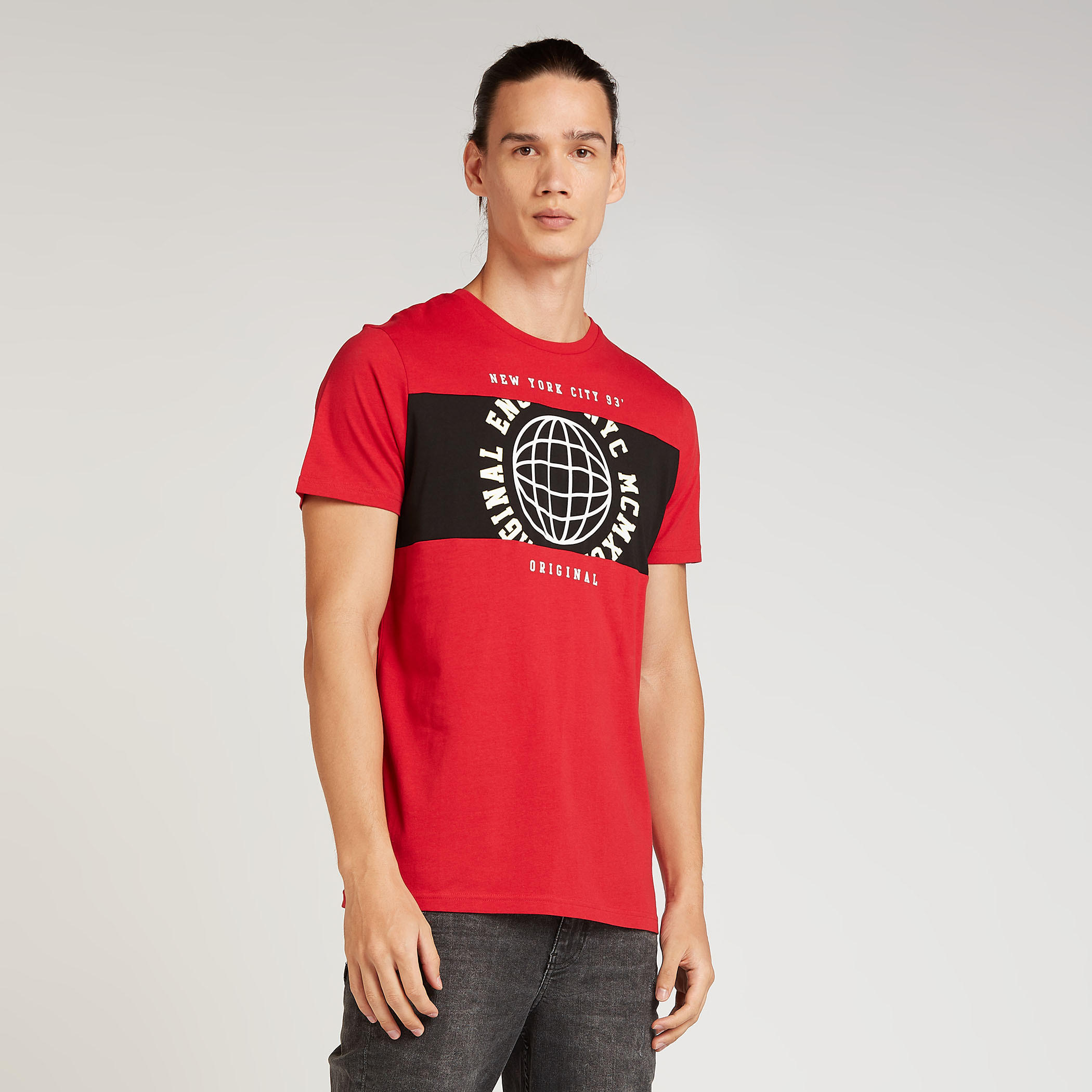 تيشيرت مستدام سليم فيت بياقة ضيقة وأكمام قصيرة وطبعات-men-clothing-tshirtsandpolos-tshirts-image-1