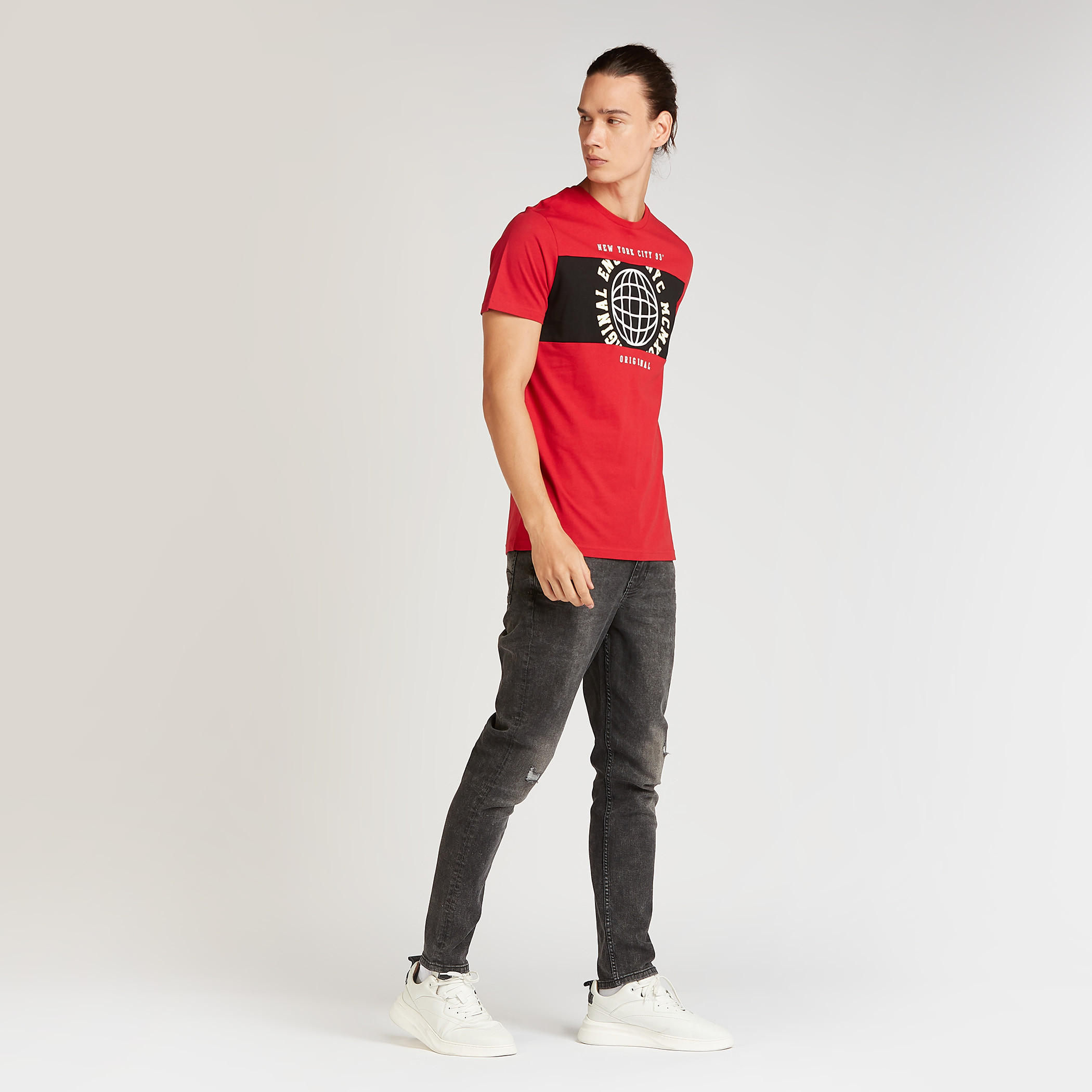 تيشيرت مستدام سليم فيت بياقة ضيقة وأكمام قصيرة وطبعات-men-clothing-tshirtsandpolos-tshirts-image-2