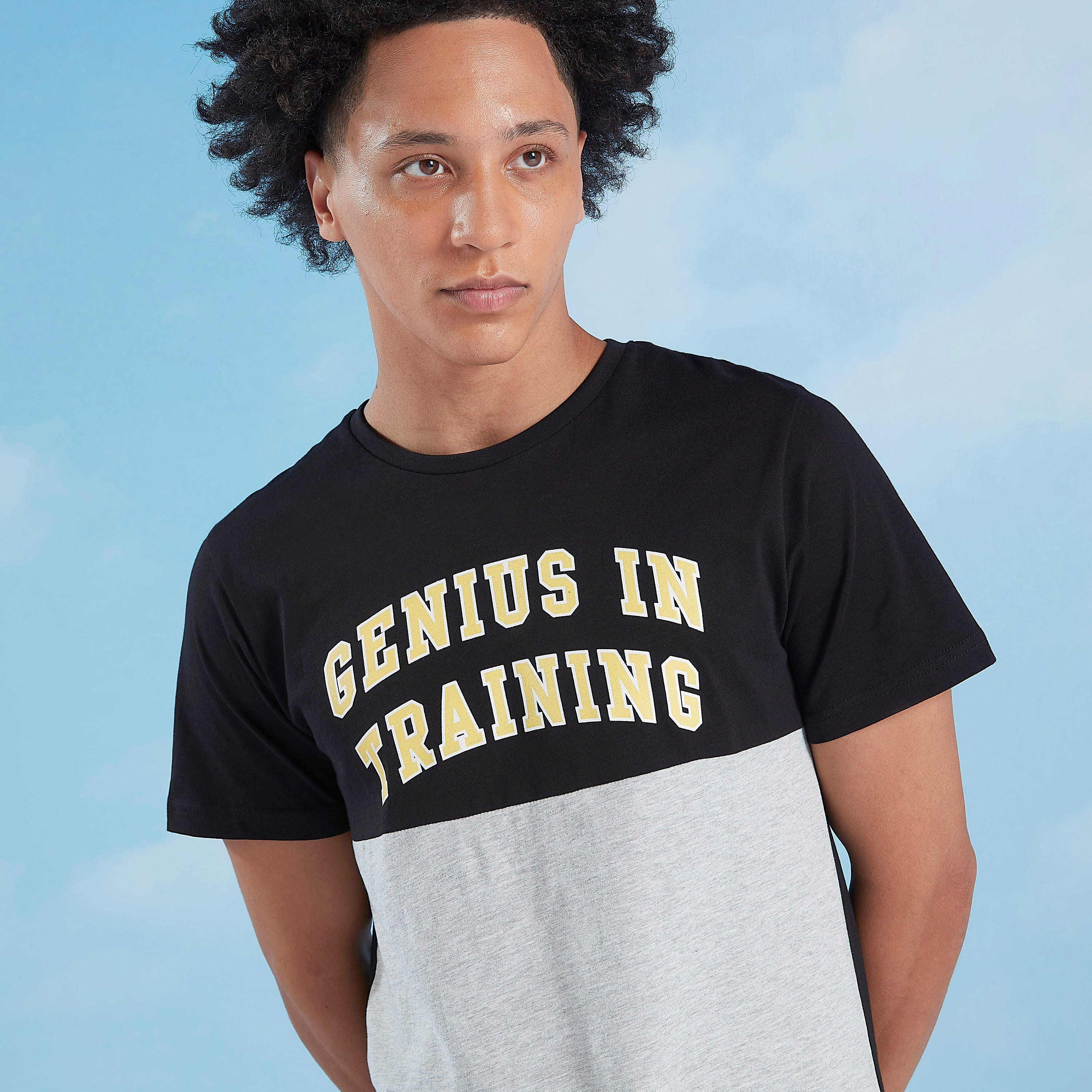 تيشيرت سليم فيت بياقة ضيّقة وأكمام قصيرة وطبعات-men-clothing-tshirtsandpolos-tshirts-image-1