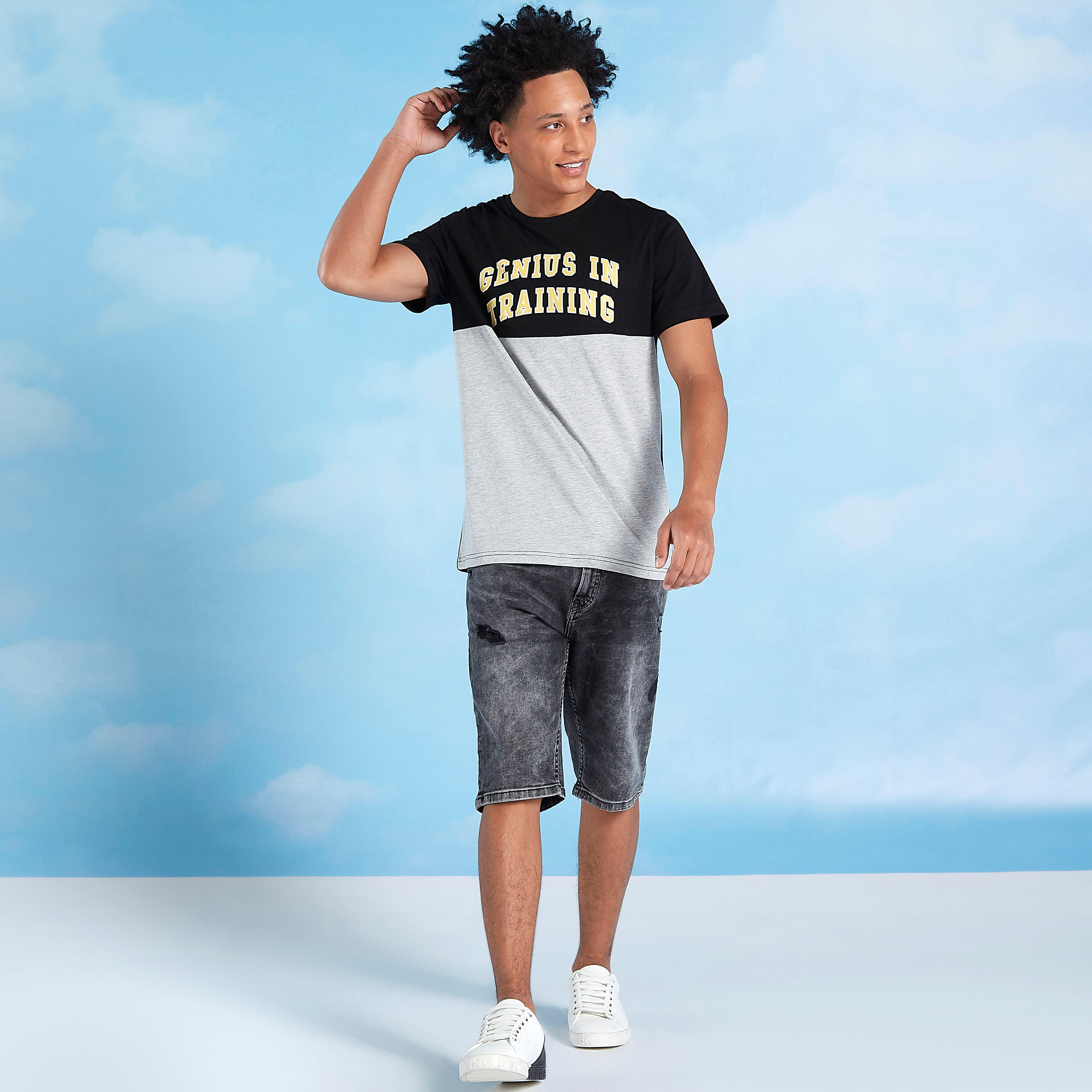 تيشيرت سليم فيت بياقة ضيّقة وأكمام قصيرة وطبعات-men-clothing-tshirtsandpolos-tshirts-image-2