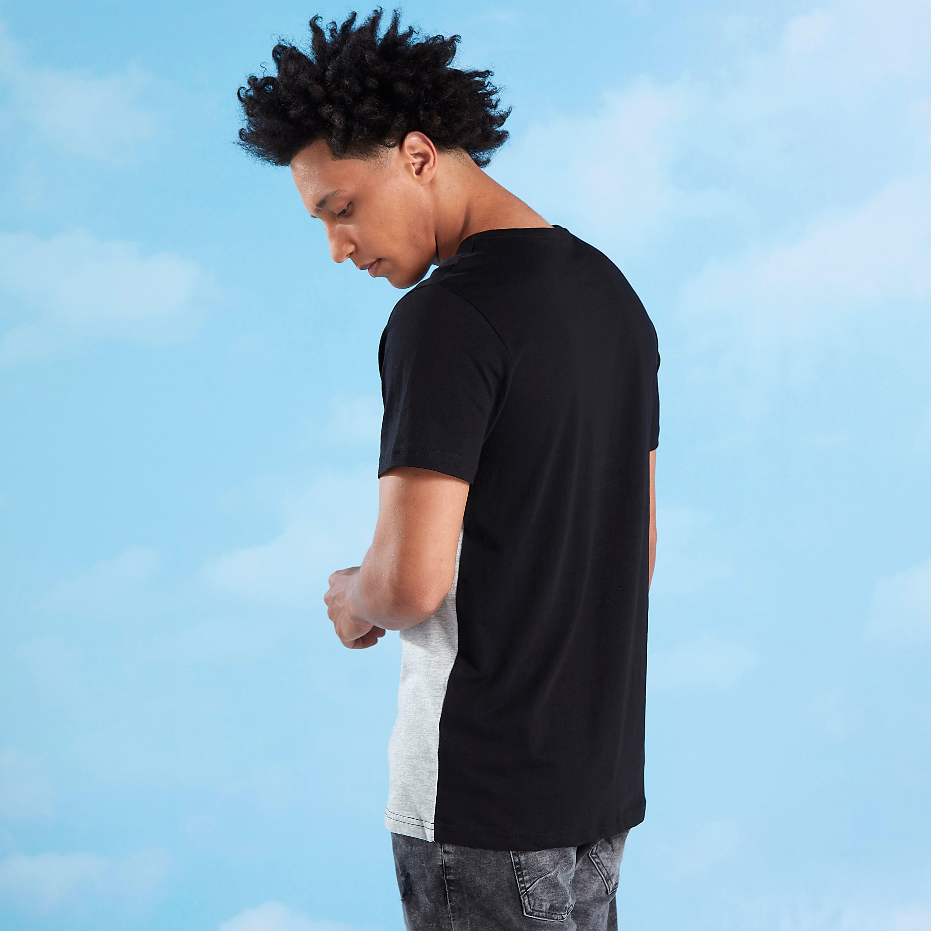 تيشيرت سليم فيت بياقة ضيّقة وأكمام قصيرة وطبعات-men-clothing-tshirtsandpolos-tshirts-image-4
