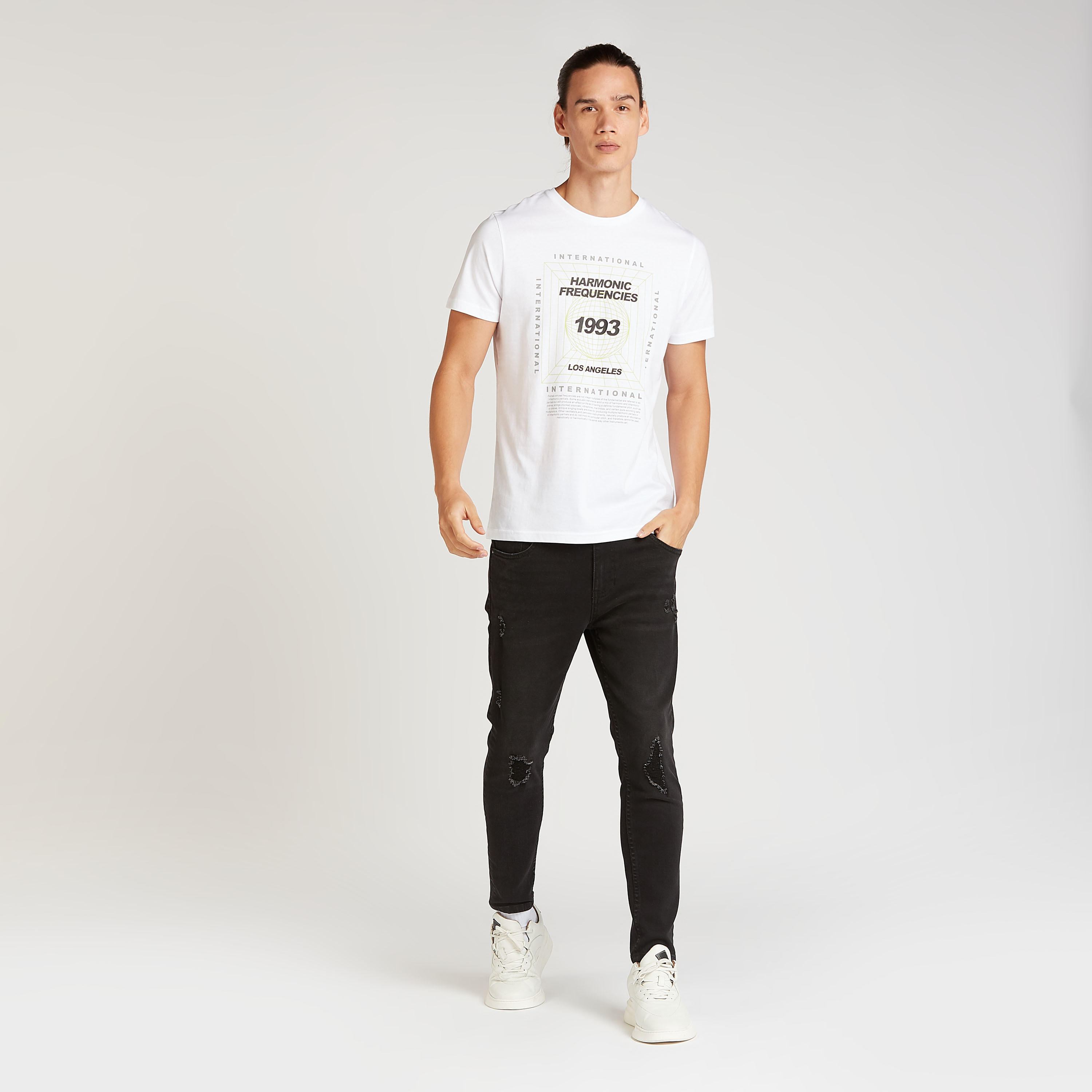 تيشيرت سليم فيت بياقة ضيّقة وأكمام قصيرة وطبعات-men-clothing-tshirtsandpolos-tshirts-image-2