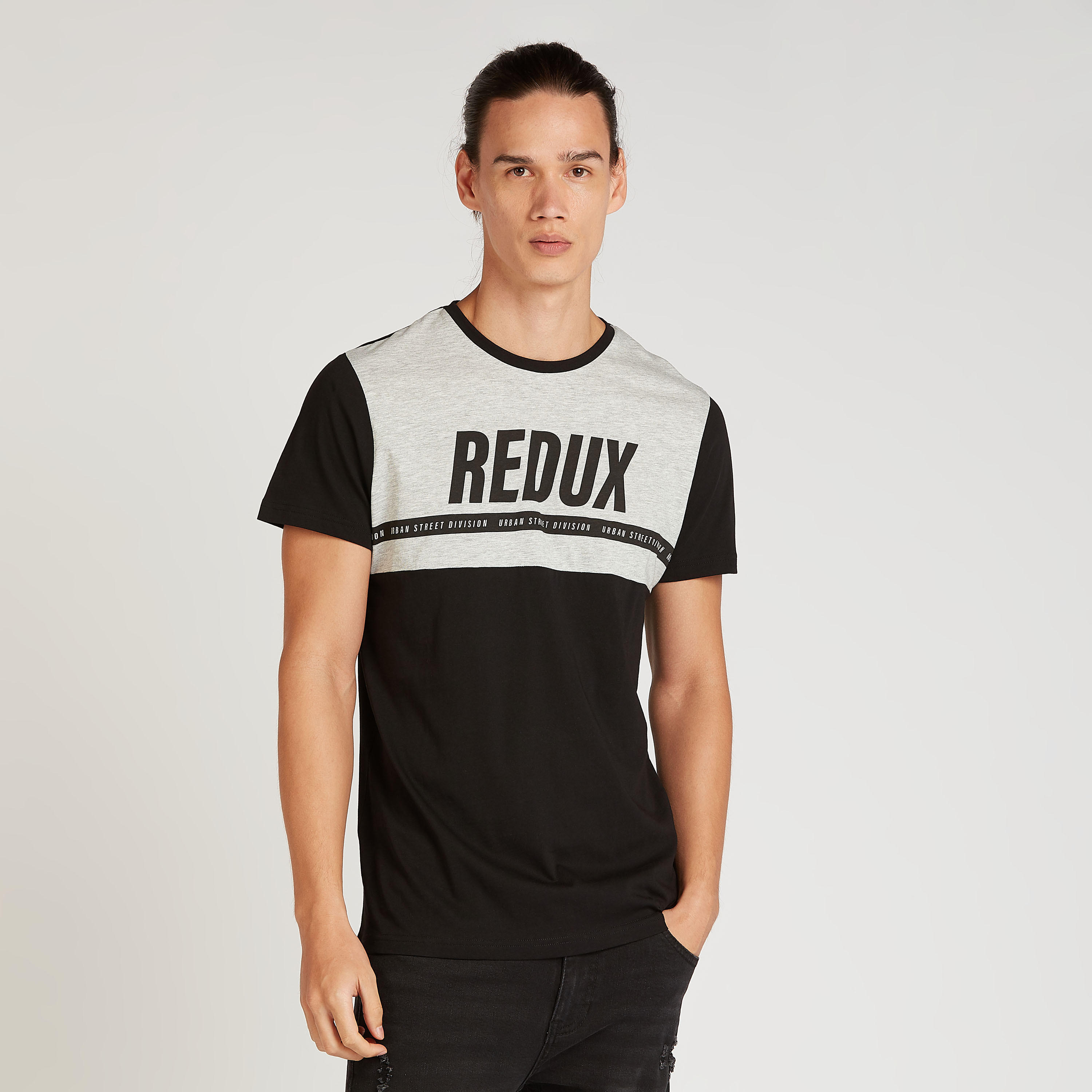 تيشيرت سليم فيت بياقة ضيقة وأكمام قصيرة وطبعات تايبوغرافيك-men-clothing-tshirtsandpolos-tshirts-image-1
