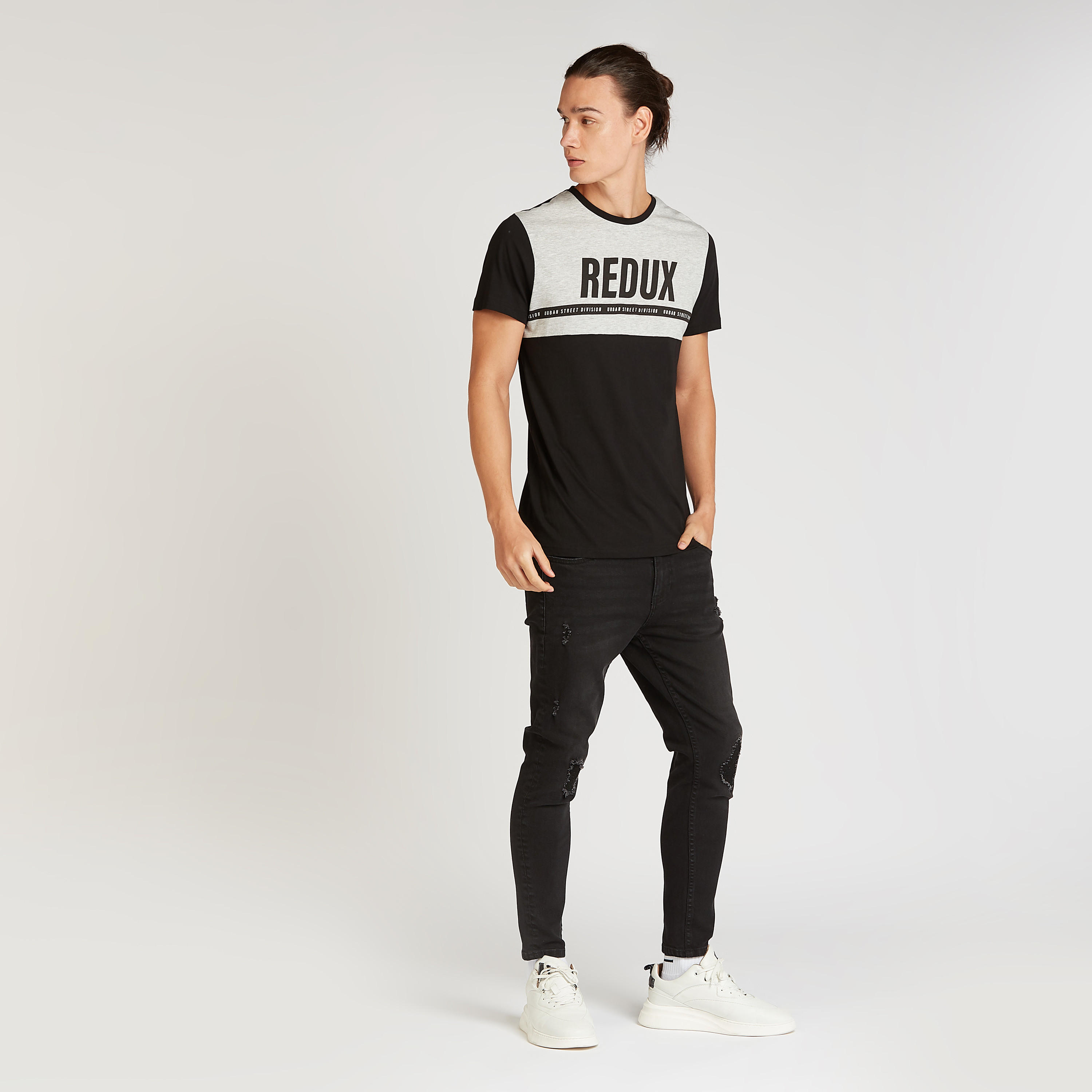 تيشيرت سليم فيت بياقة ضيقة وأكمام قصيرة وطبعات تايبوغرافيك-men-clothing-tshirtsandpolos-tshirts-image-2