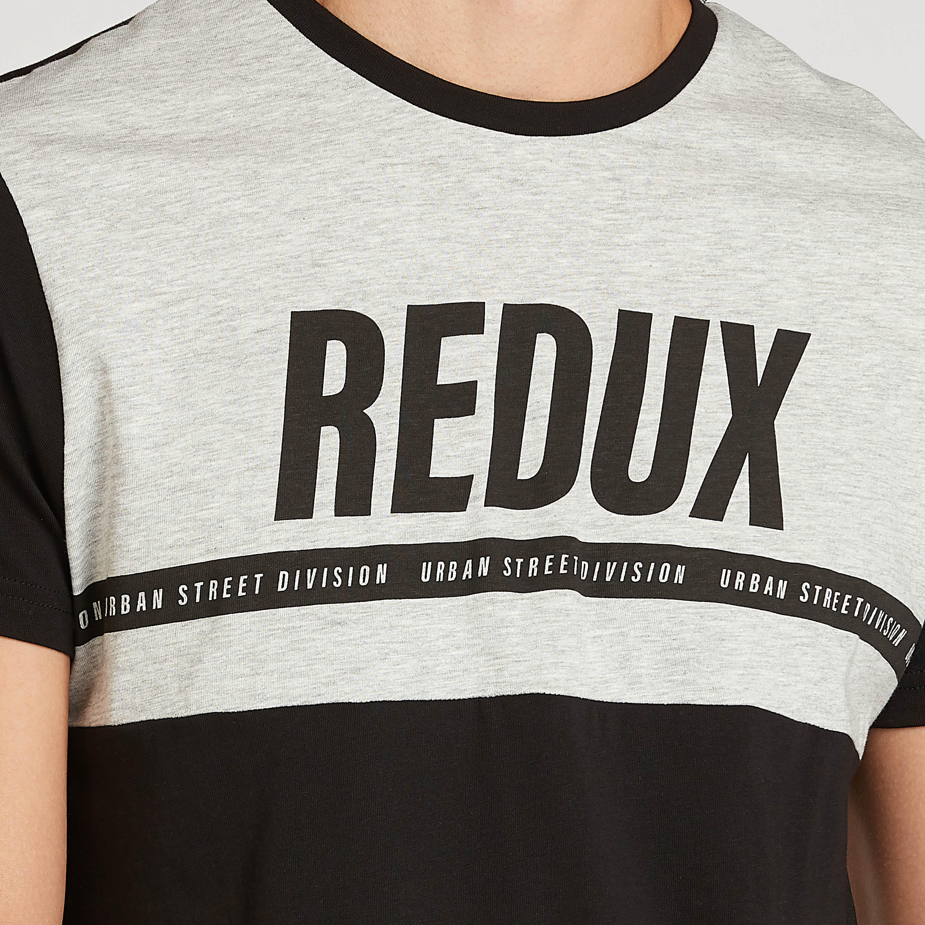 تيشيرت سليم فيت بياقة ضيقة وأكمام قصيرة وطبعات تايبوغرافيك-men-clothing-tshirtsandpolos-tshirts-image-3