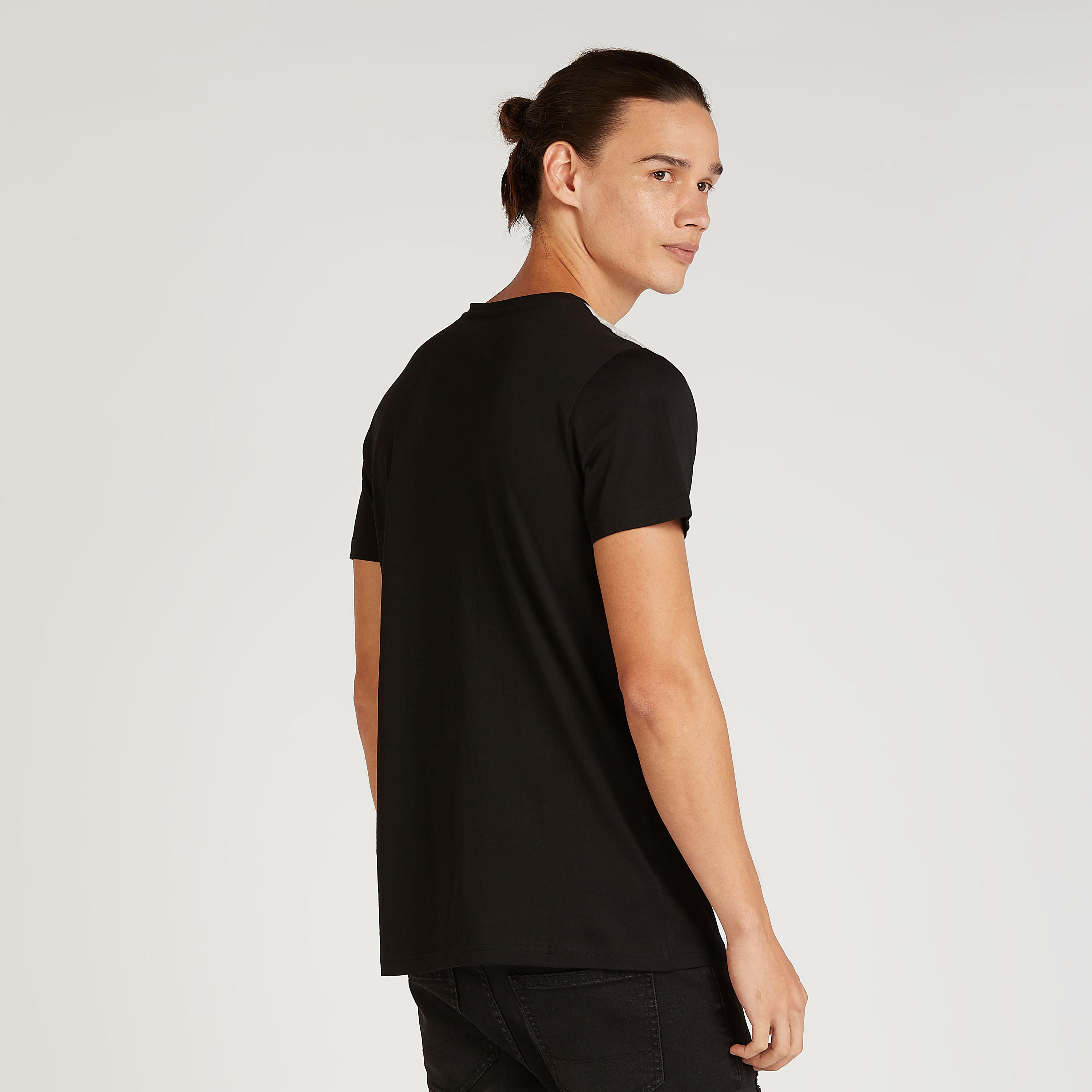 تيشيرت سليم فيت بياقة ضيقة وأكمام قصيرة وطبعات تايبوغرافيك-men-clothing-tshirtsandpolos-tshirts-image-4