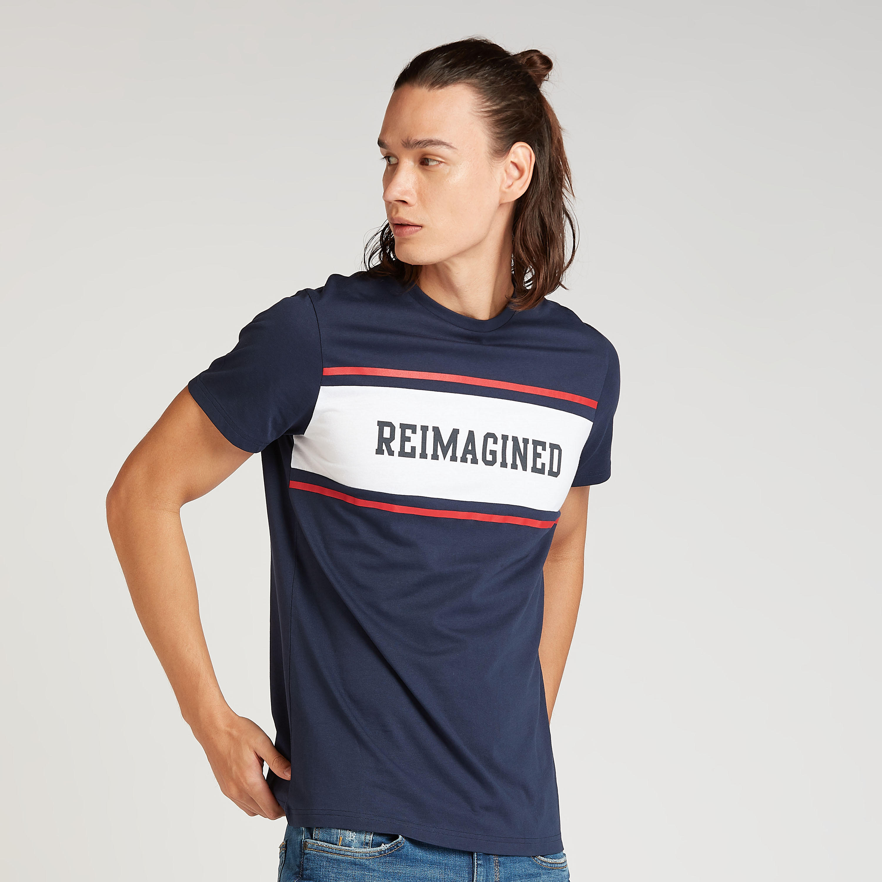 تيشيرت سليم فيت بياقة ضيقة وأكمام قصيرة وطبعات تايبوغرافيك-men-clothing-tshirtsandpolos-tshirts-image-1