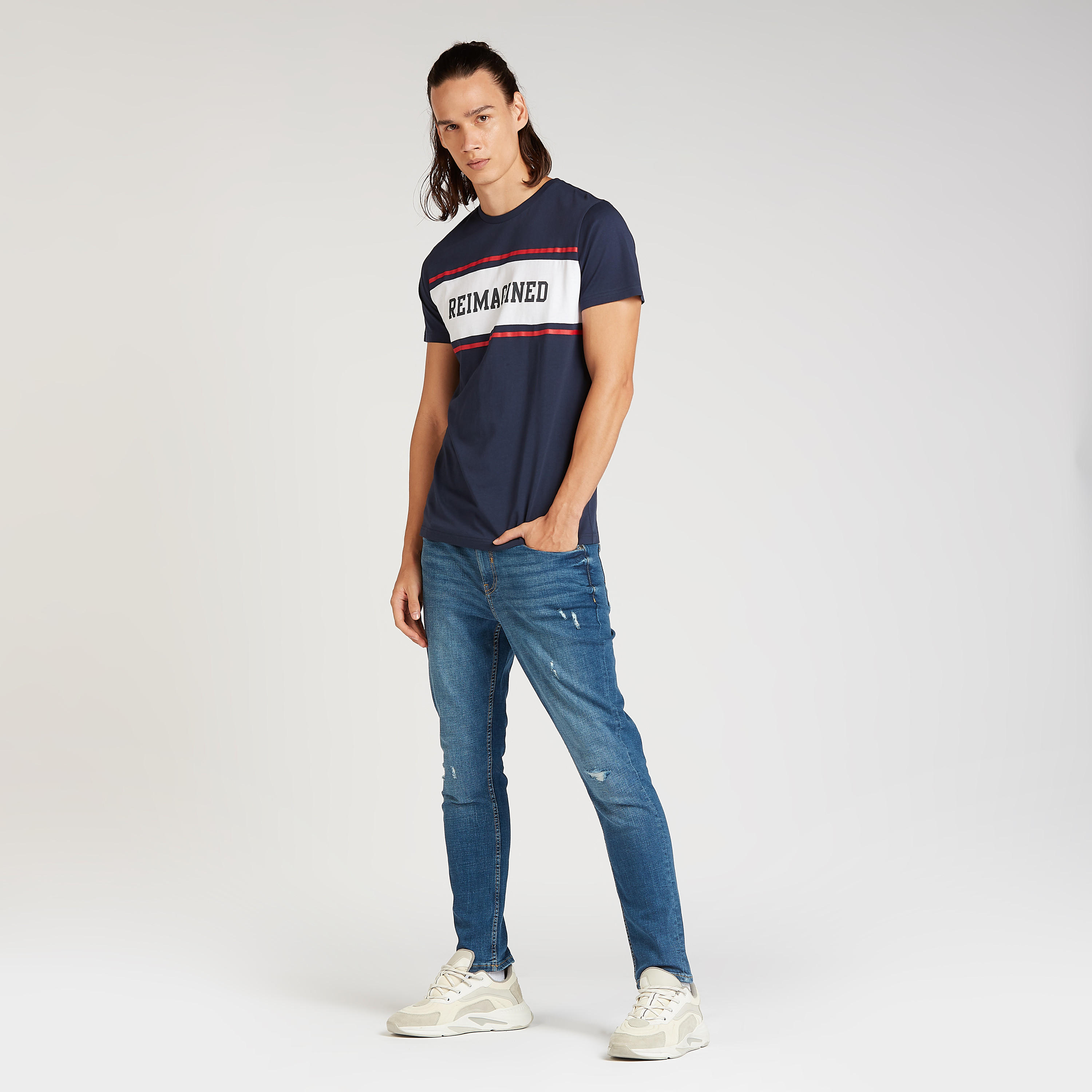 تيشيرت سليم فيت بياقة ضيقة وأكمام قصيرة وطبعات تايبوغرافيك-men-clothing-tshirtsandpolos-tshirts-image-2