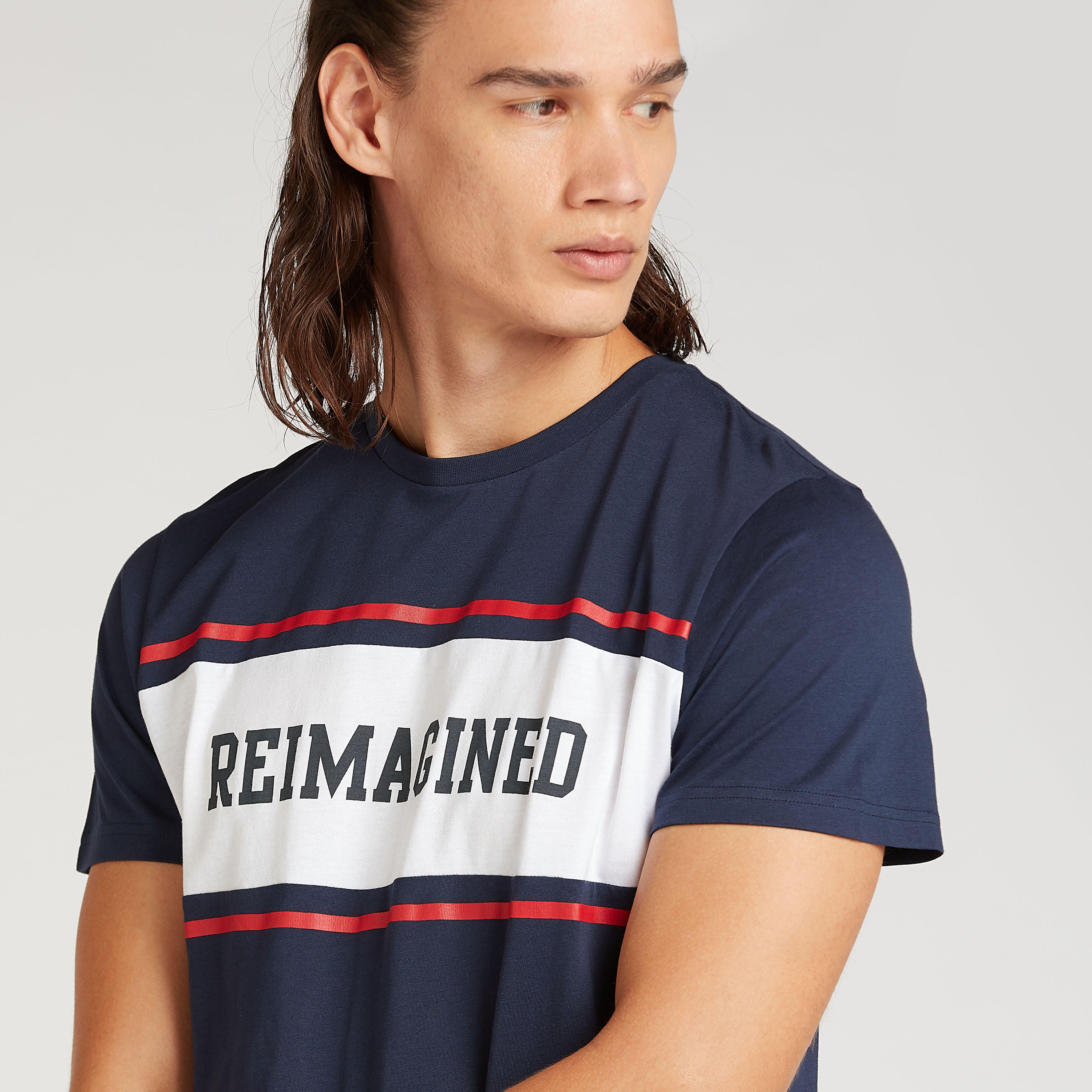 تيشيرت سليم فيت بياقة ضيقة وأكمام قصيرة وطبعات تايبوغرافيك-men-clothing-tshirtsandpolos-tshirts-image-3