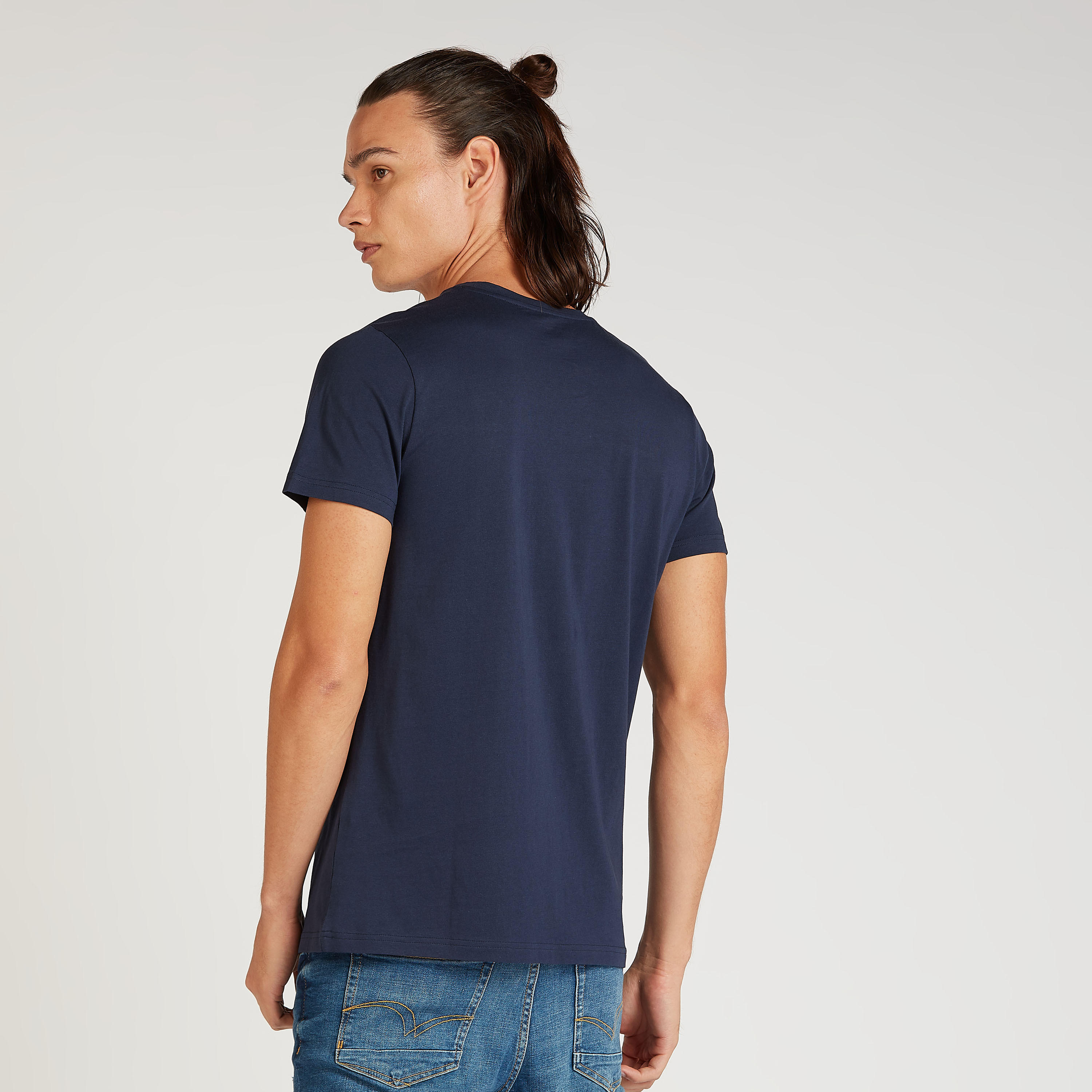 تيشيرت سليم فيت بياقة ضيقة وأكمام قصيرة وطبعات تايبوغرافيك-men-clothing-tshirtsandpolos-tshirts-image-4