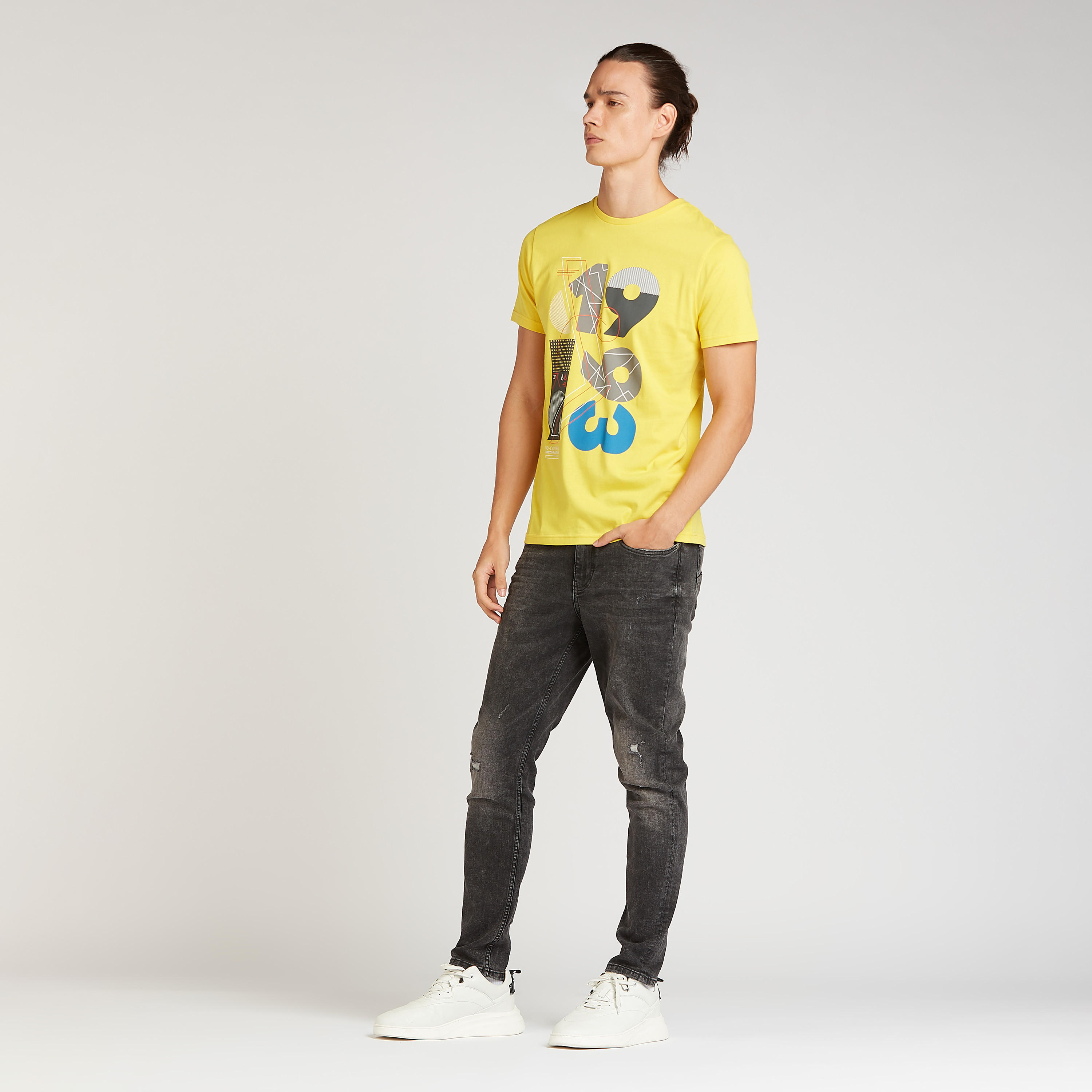 تيشيرت سليم بياقة ضيّقة وأكمام قصيرة وطبعات-men-clothing-tshirtsandpolos-tshirts-image-2