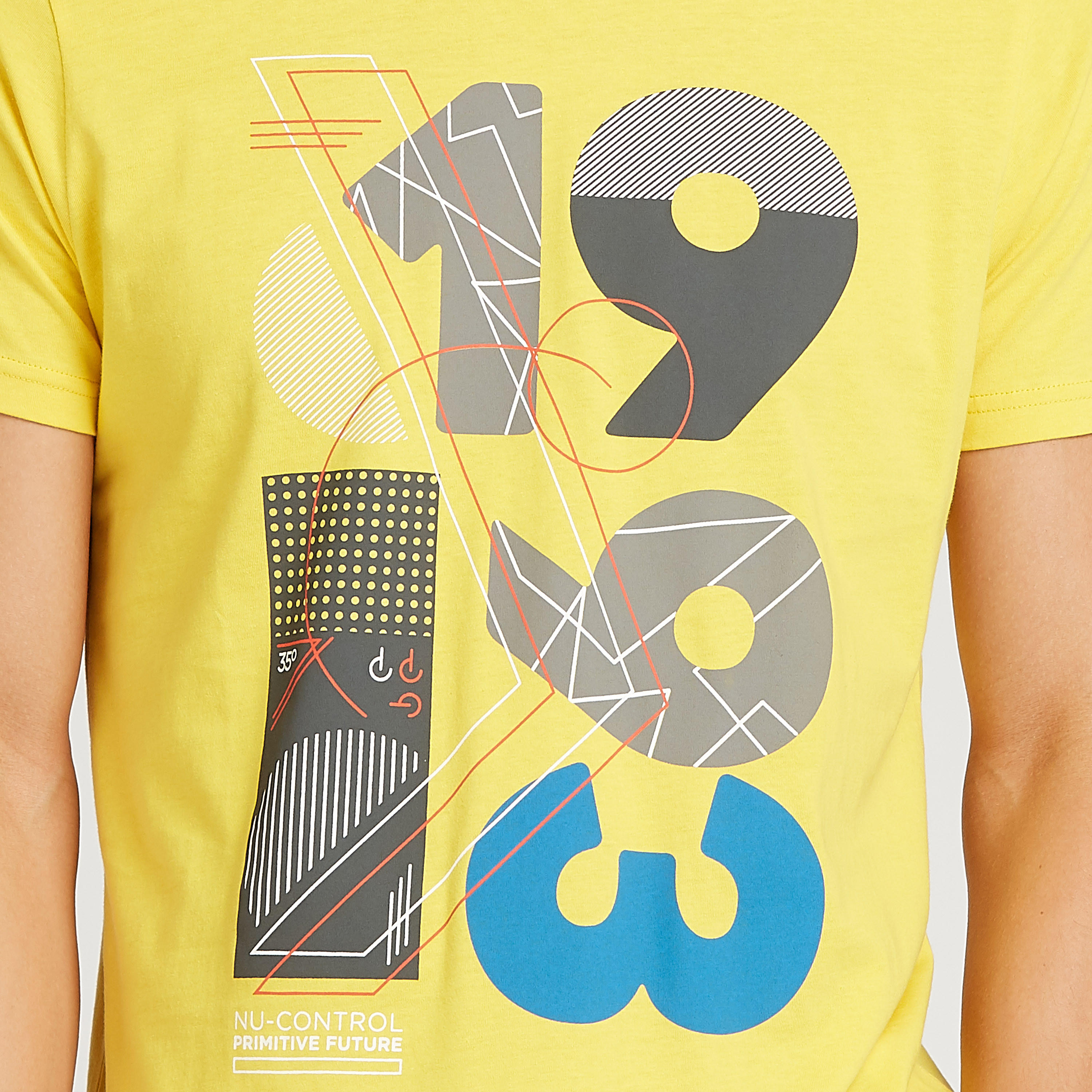 تيشيرت سليم بياقة ضيّقة وأكمام قصيرة وطبعات-men-clothing-tshirtsandpolos-tshirts-image-3
