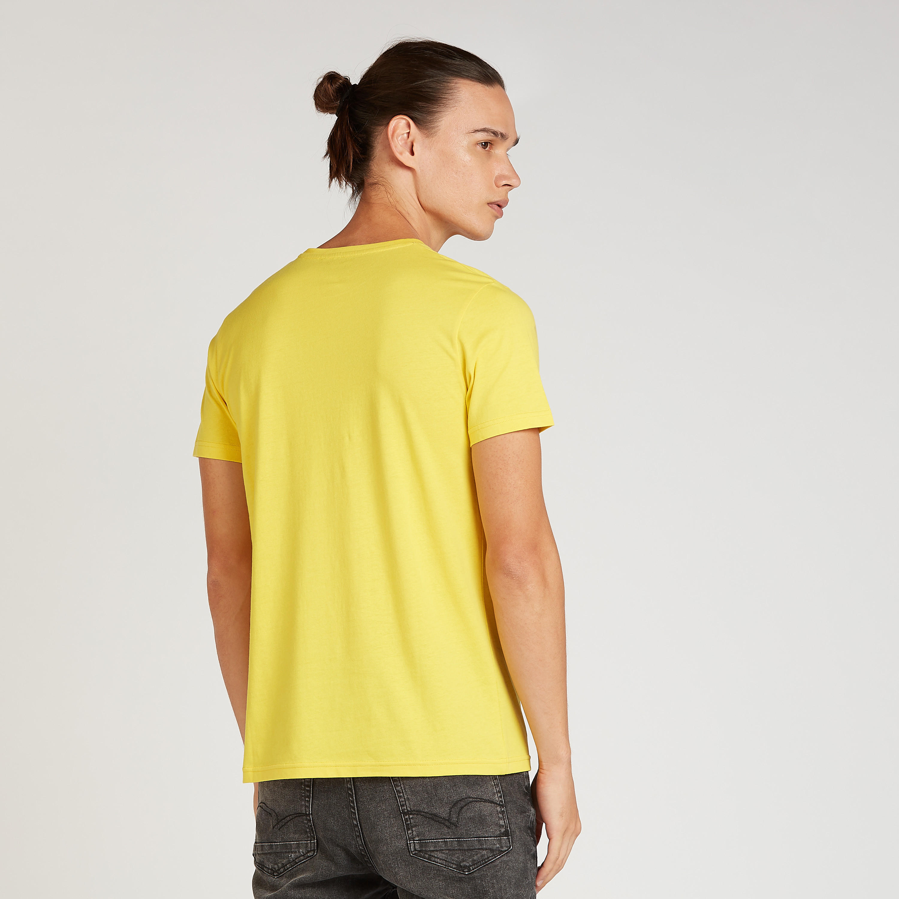 تيشيرت سليم بياقة ضيّقة وأكمام قصيرة وطبعات-men-clothing-tshirtsandpolos-tshirts-image-4