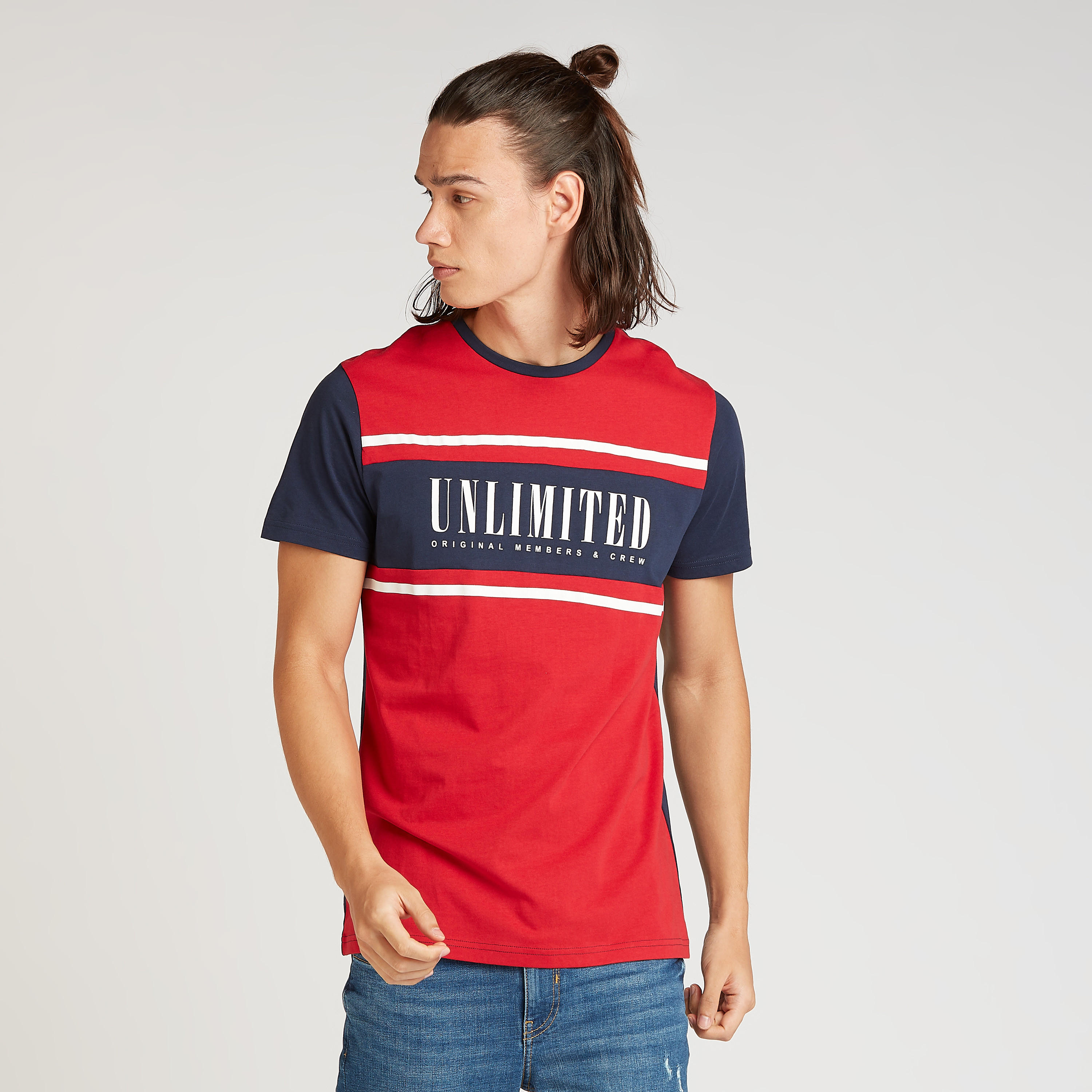 تيشيرت سليم فيت بياقة ضيقة وأكمام قصيرة وطبعات تايبوغرافيك-men-clothing-tshirtsandpolos-tshirts-image-1