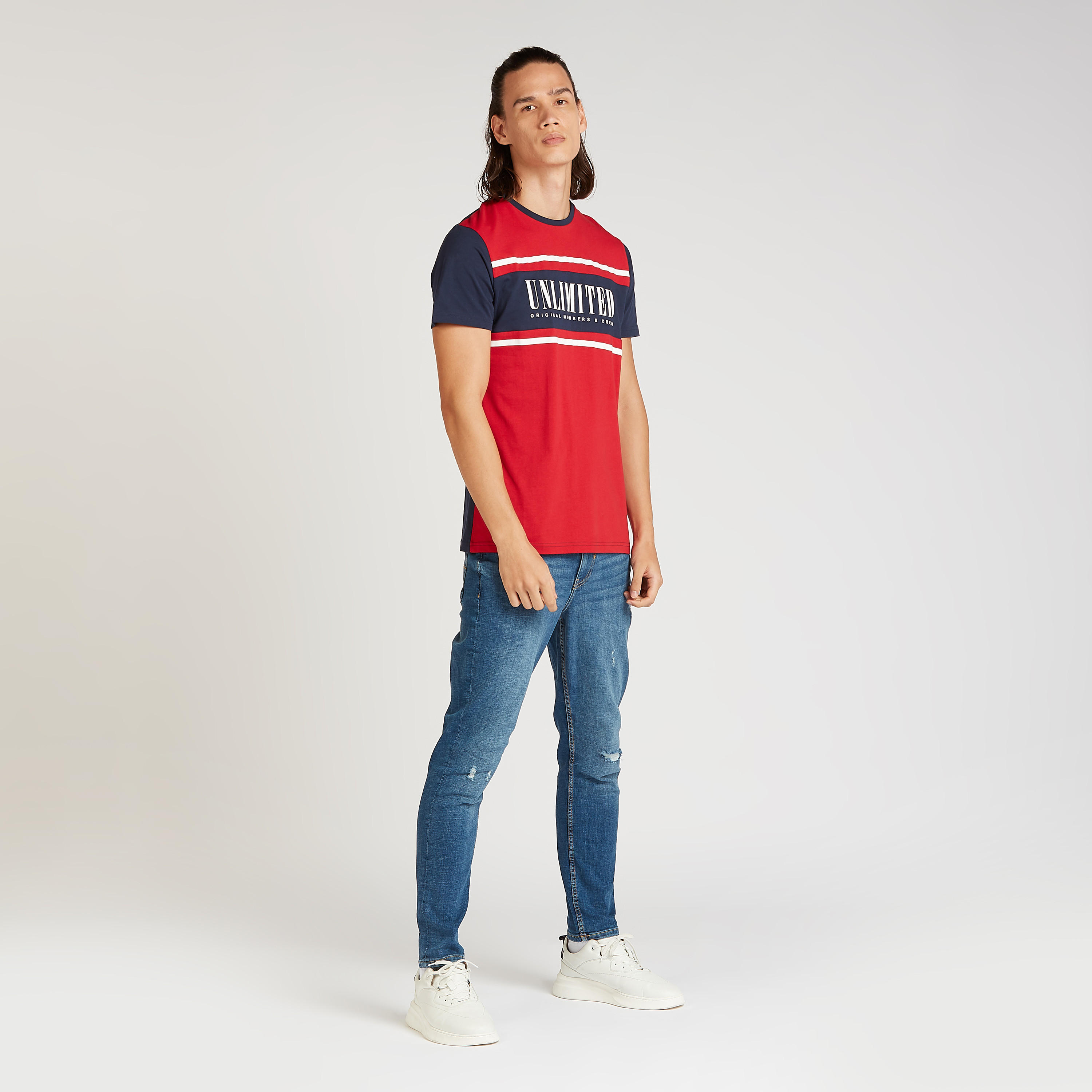 تيشيرت سليم فيت بياقة ضيقة وأكمام قصيرة وطبعات تايبوغرافيك-men-clothing-tshirtsandpolos-tshirts-image-2