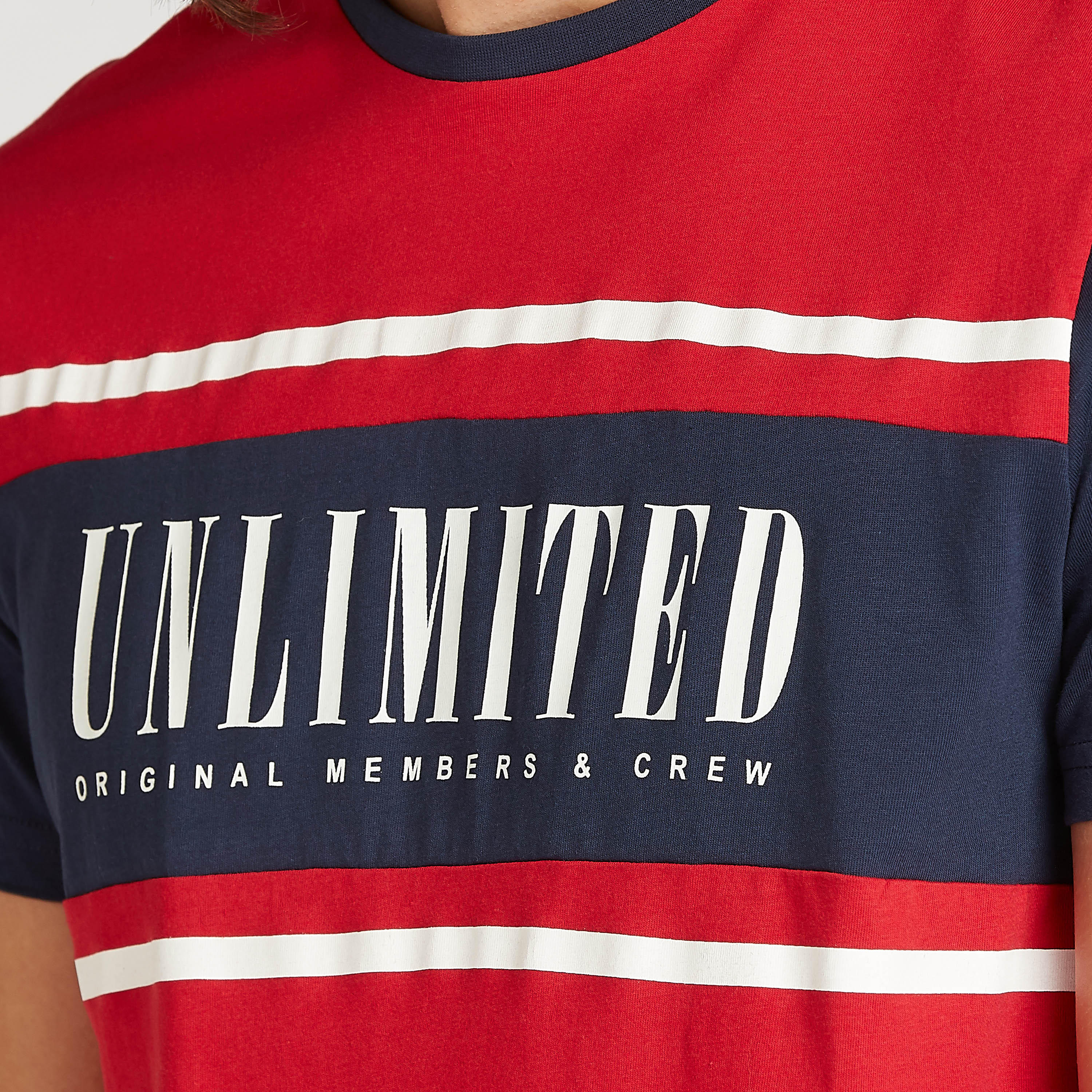 تيشيرت سليم فيت بياقة ضيقة وأكمام قصيرة وطبعات تايبوغرافيك-men-clothing-tshirtsandpolos-tshirts-image-3