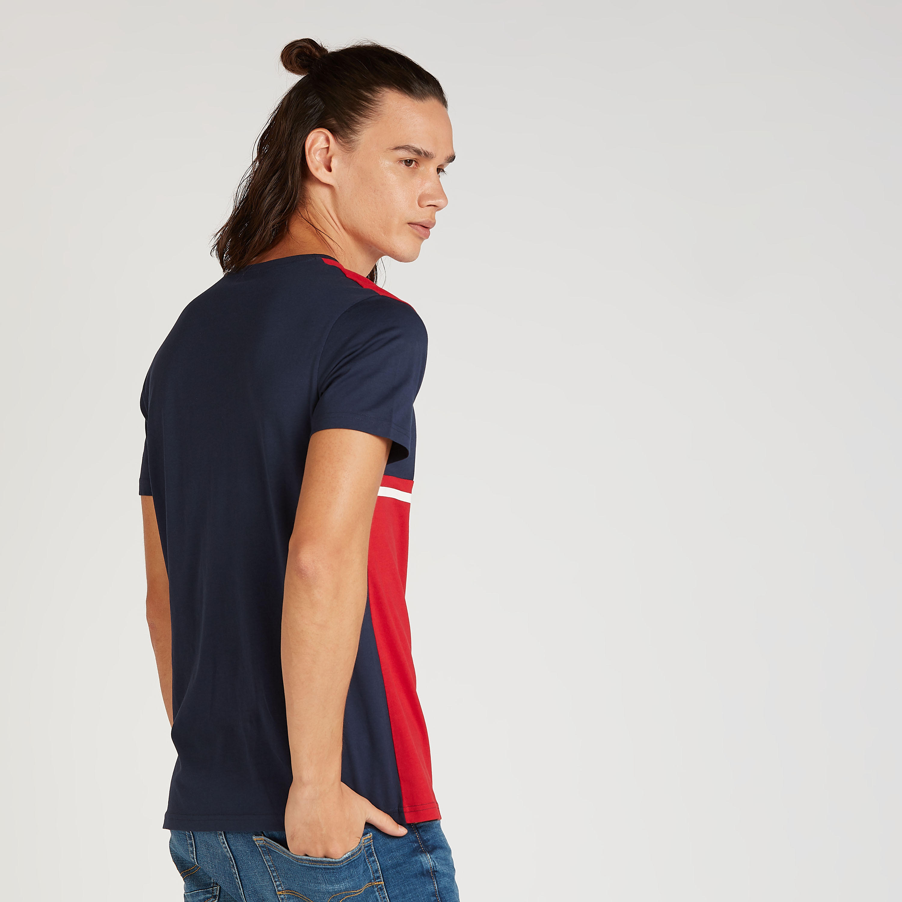 تيشيرت سليم فيت بياقة ضيقة وأكمام قصيرة وطبعات تايبوغرافيك-men-clothing-tshirtsandpolos-tshirts-image-4
