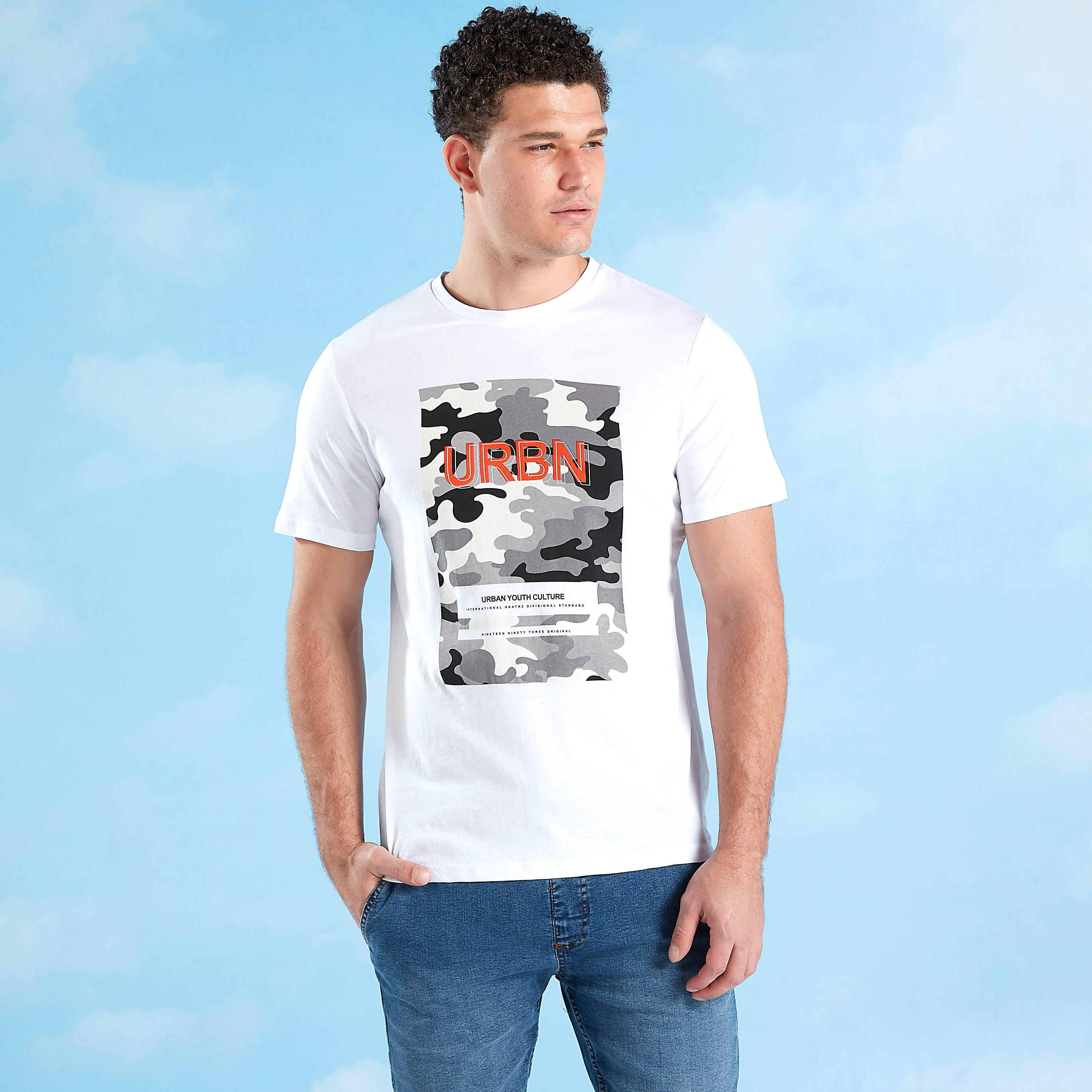 تيشيرت سليم بياقة ضيّقة وأكمام قصيرة وطبعات-men-clothing-tshirtsandpolos-tshirts-image-1