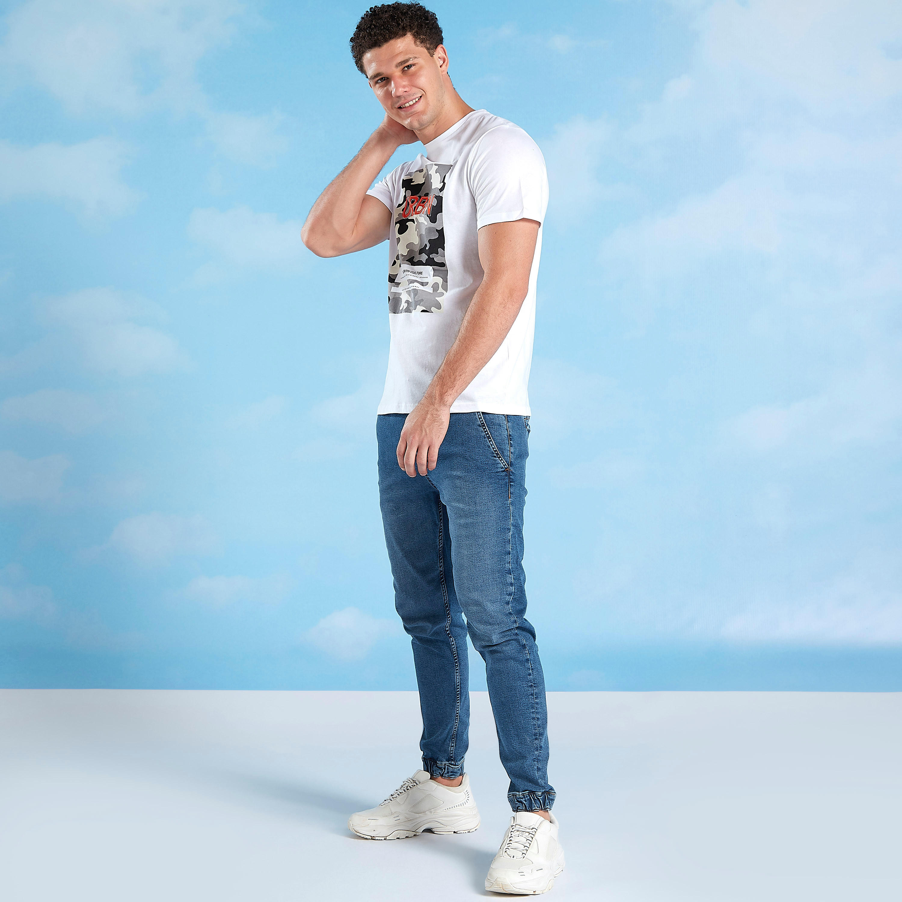تيشيرت سليم بياقة ضيّقة وأكمام قصيرة وطبعات-men-clothing-tshirtsandpolos-tshirts-image-2