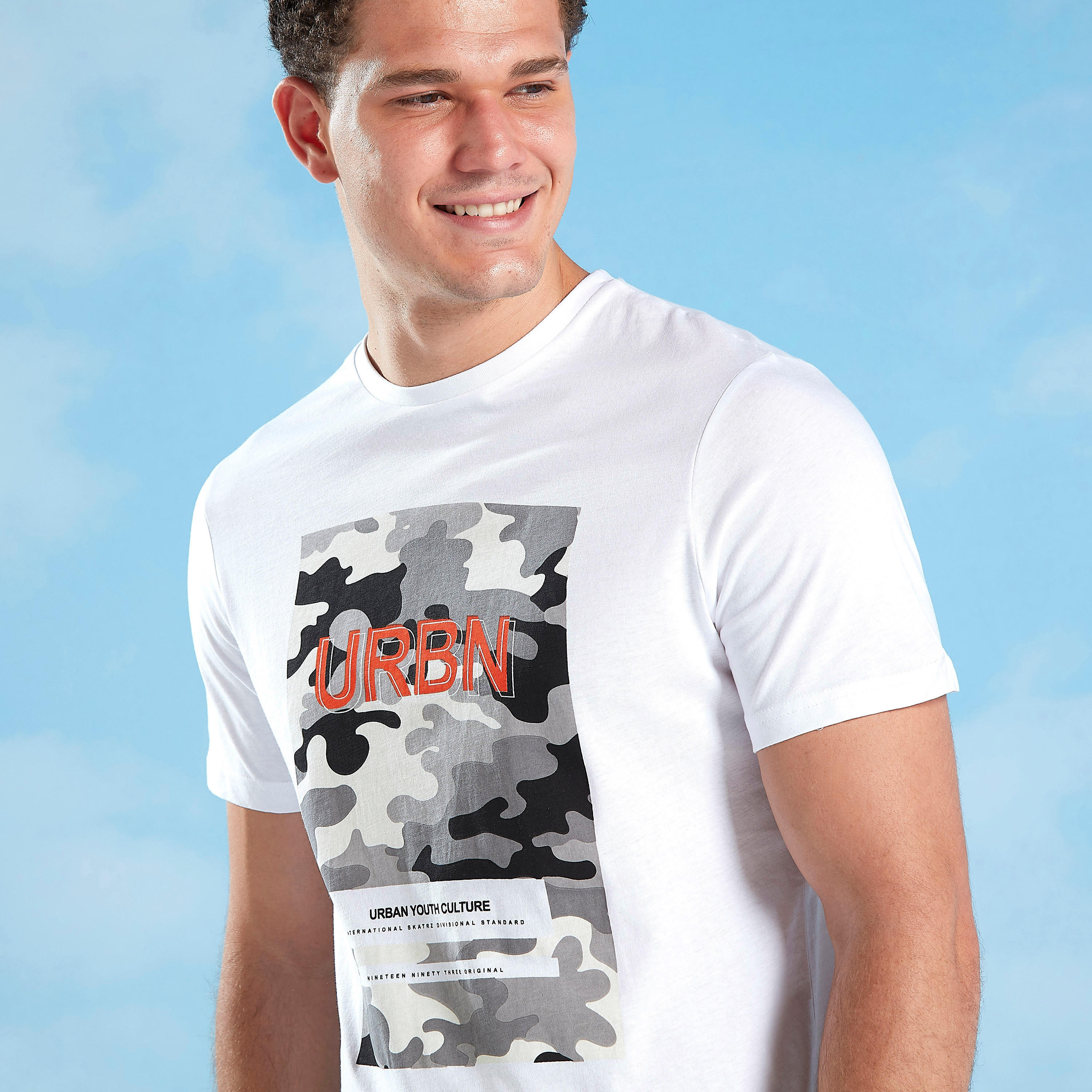 تيشيرت سليم بياقة ضيّقة وأكمام قصيرة وطبعات-men-clothing-tshirtsandpolos-tshirts-image-3