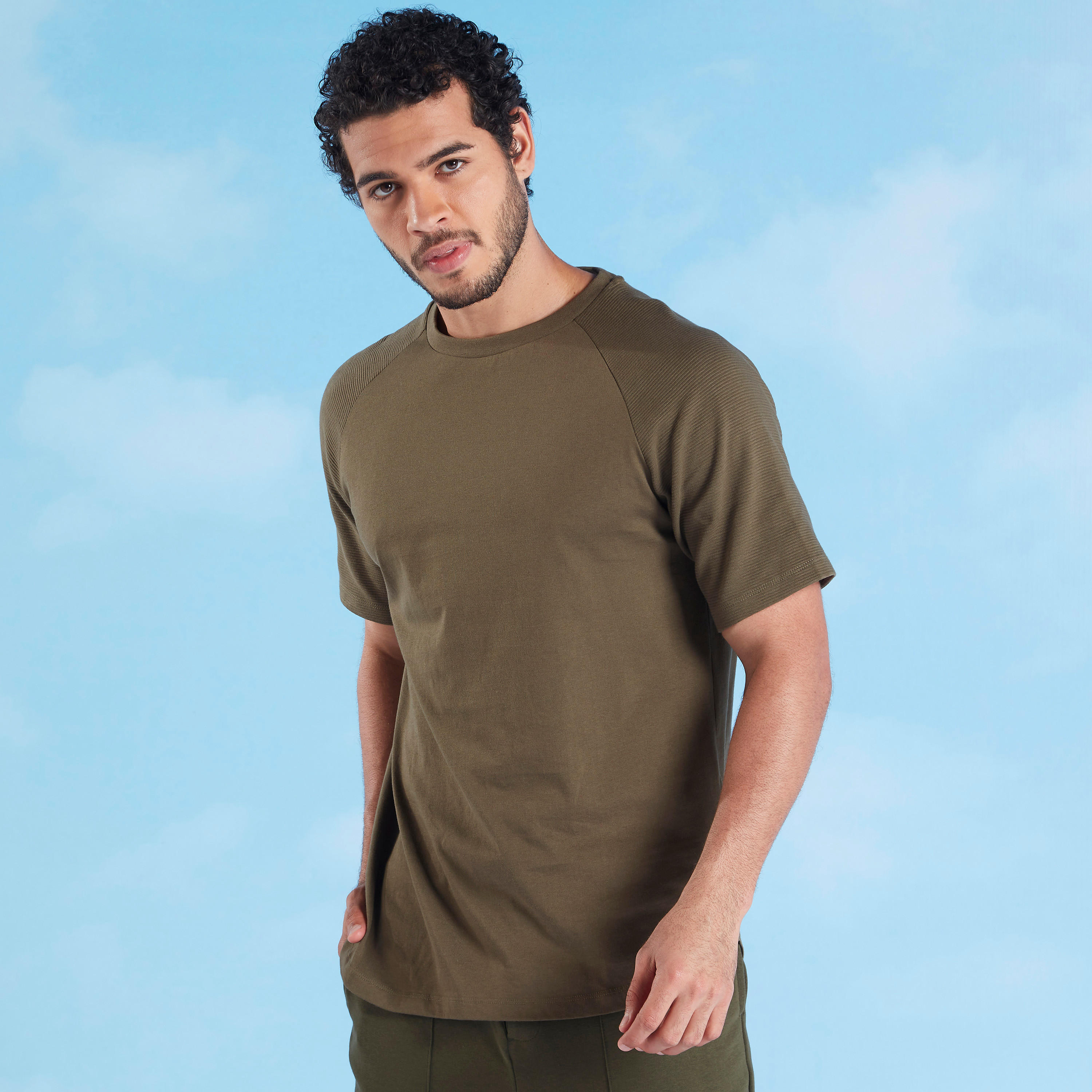 تيشيرت سادة بياقة ضيّقة وأكمام مغايرة-men-clothing-tshirtsandpolos-tshirts-image-6