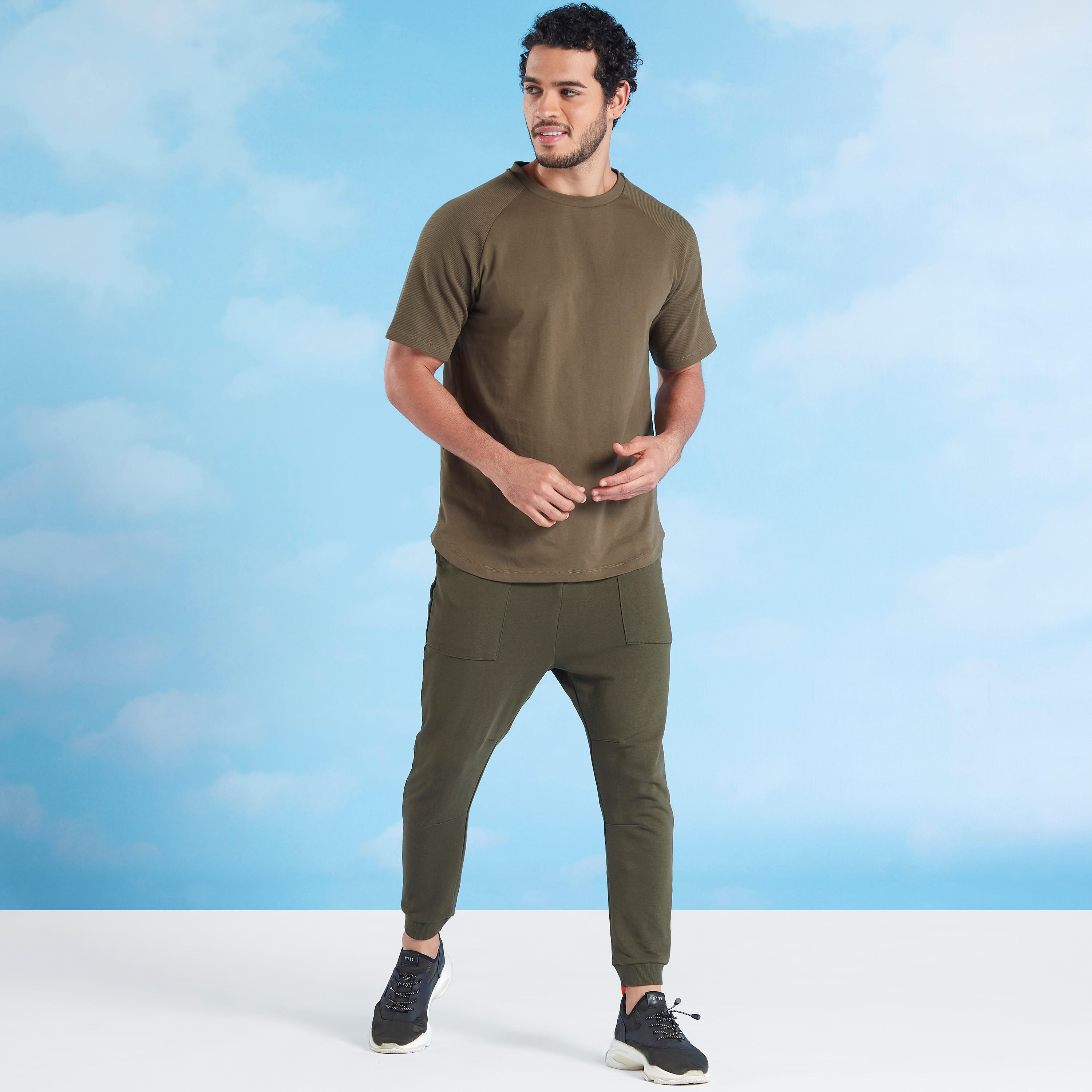 تيشيرت سادة بياقة ضيّقة وأكمام مغايرة-men-clothing-tshirtsandpolos-tshirts-image-7