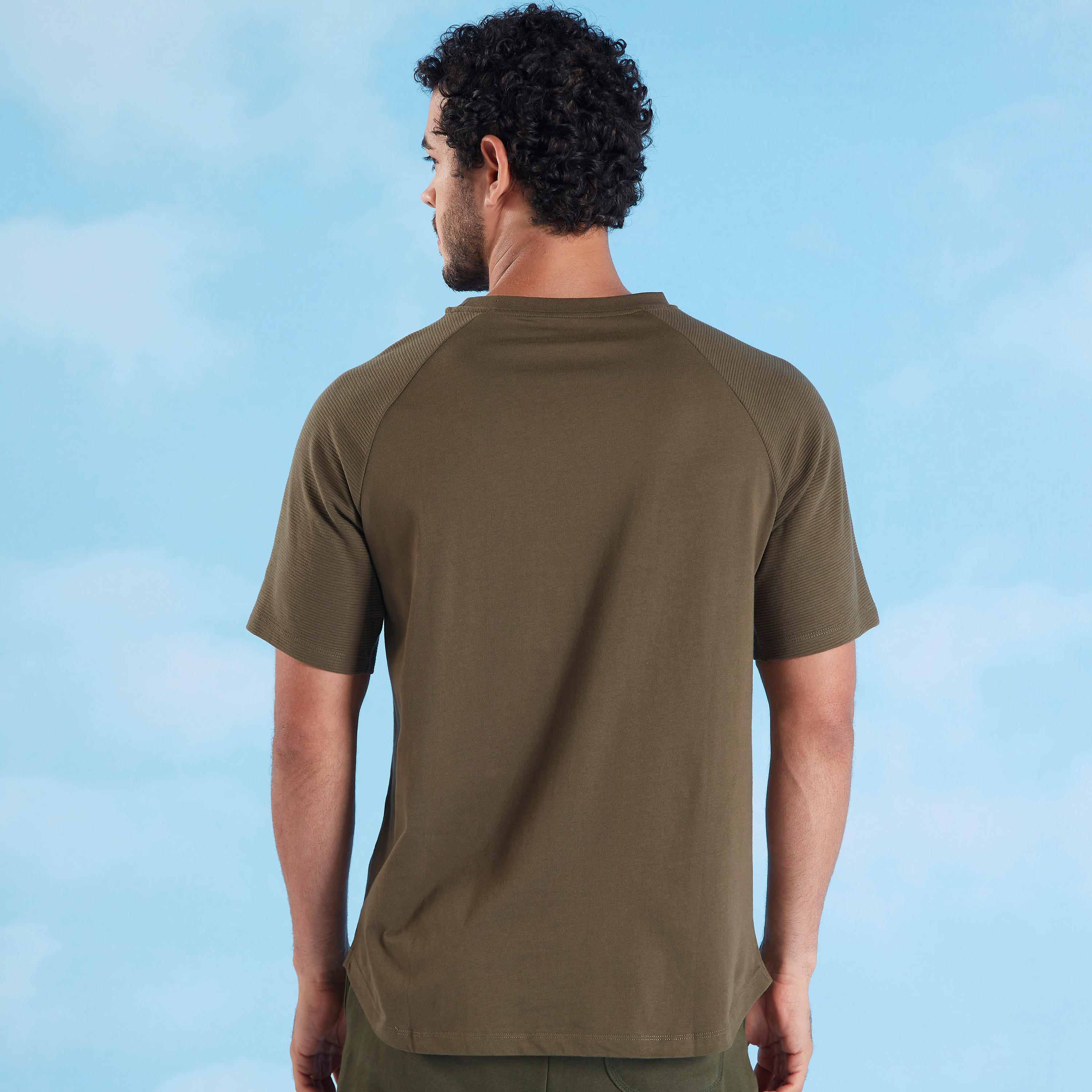تيشيرت سادة بياقة ضيّقة وأكمام مغايرة-men-clothing-tshirtsandpolos-tshirts-image-9