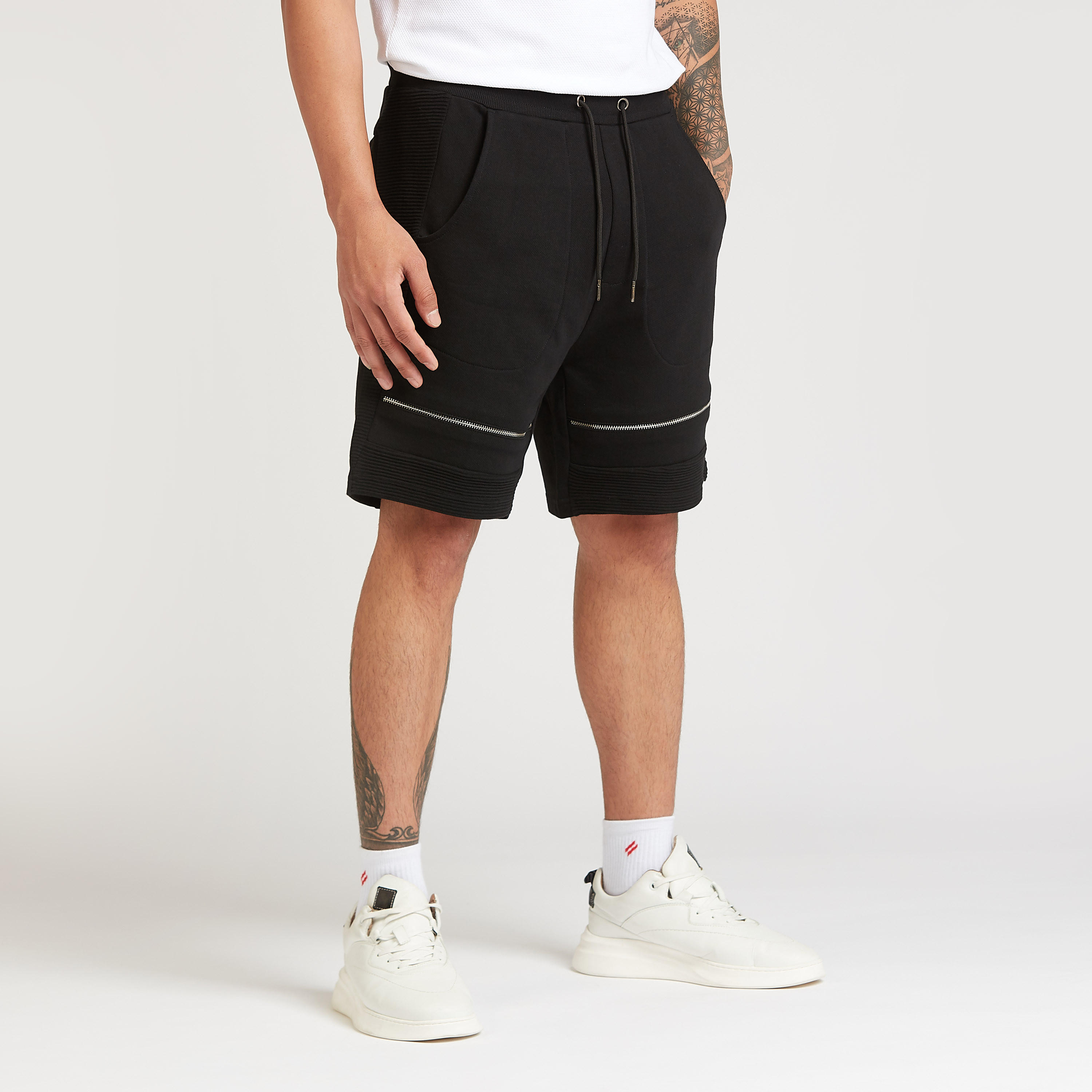 شورت بارز الملمس بتفاصيل جيوب ورباط إغلاق-men-clothing-bottoms-shorts-image-1