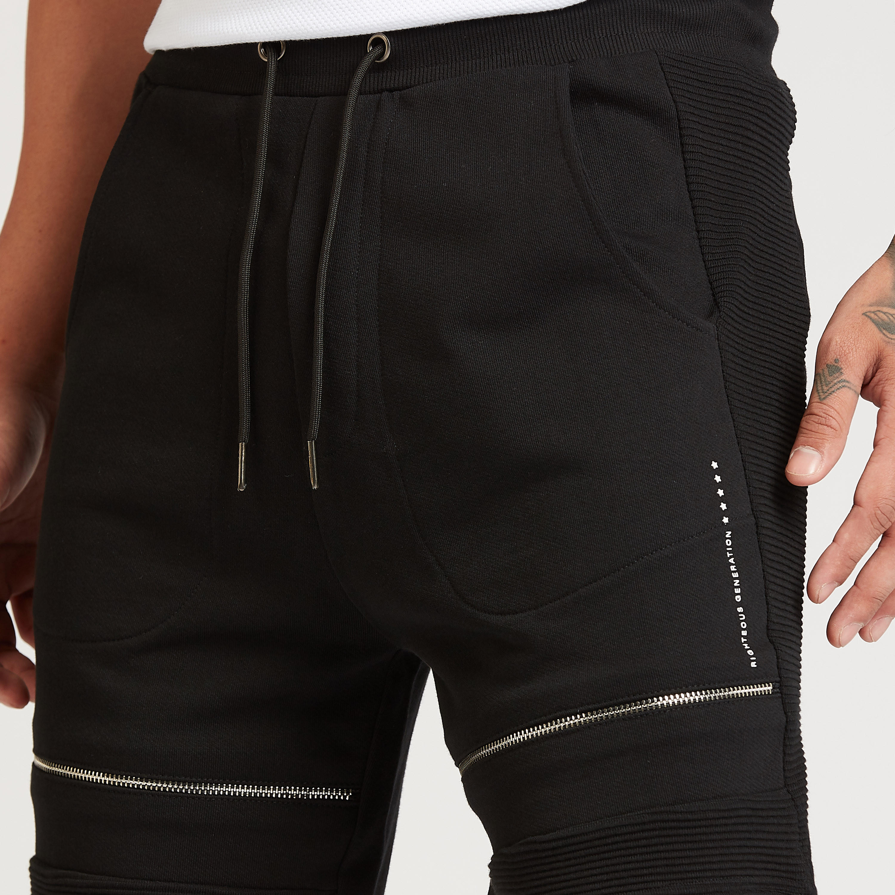 شورت بارز الملمس بتفاصيل جيوب ورباط إغلاق-men-clothing-bottoms-shorts-image-3