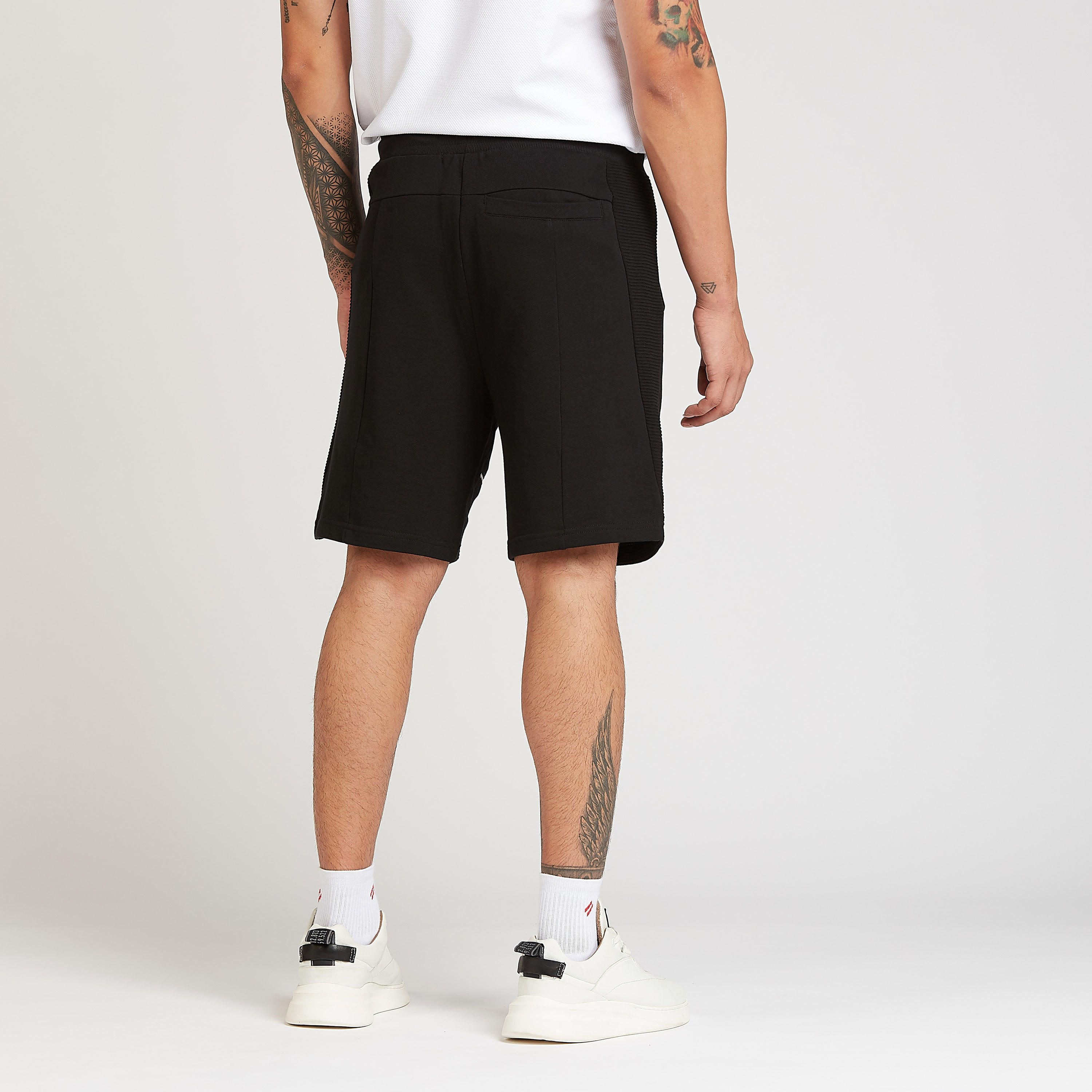 شورت بارز الملمس بتفاصيل جيوب ورباط إغلاق-men-clothing-bottoms-shorts-image-4