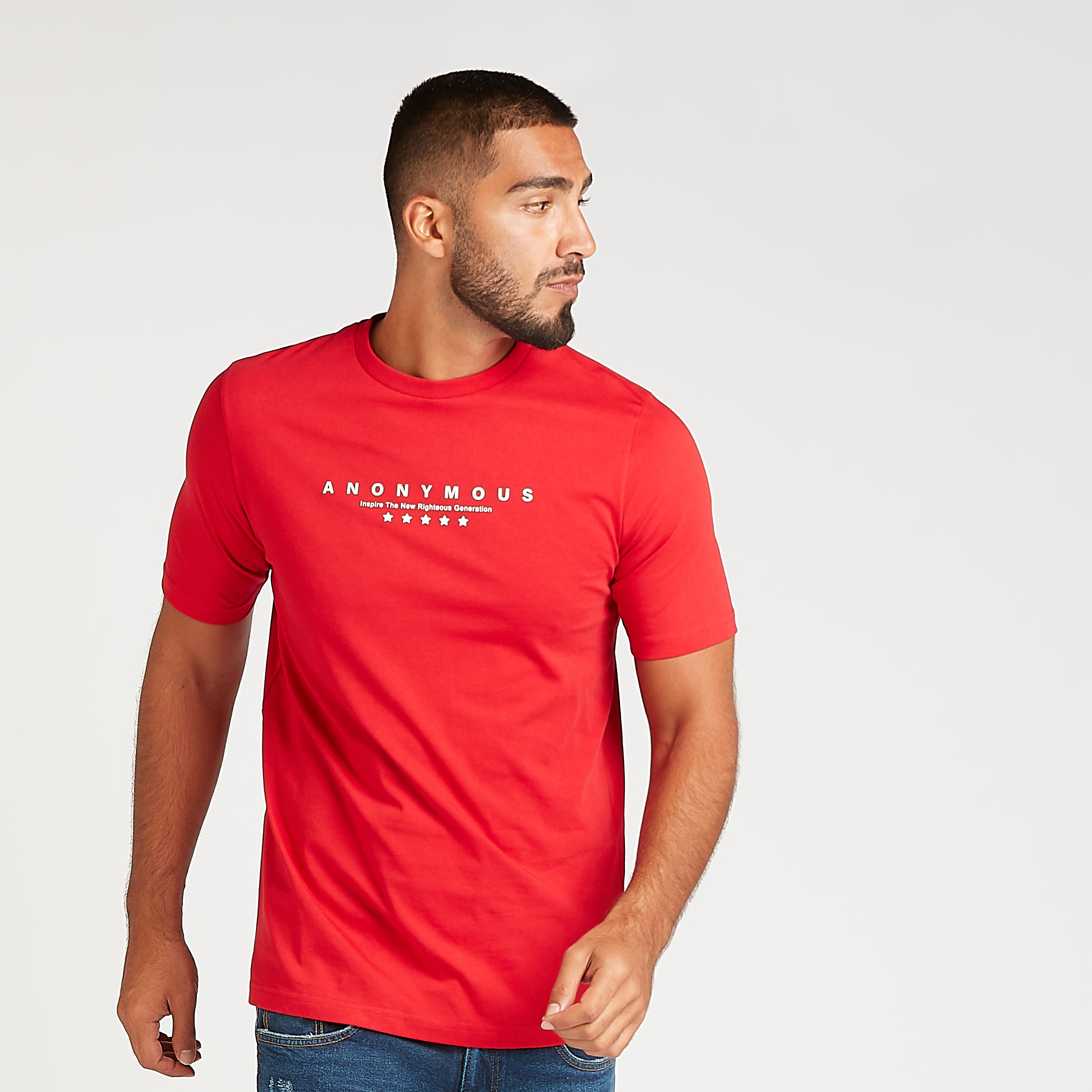 تيشيرت مستدام بياقة ضيّقة وأكمام قصيرة وطبعات تايبوجرافيك-men-clothing-tshirtsandpolos-tshirts-image-1