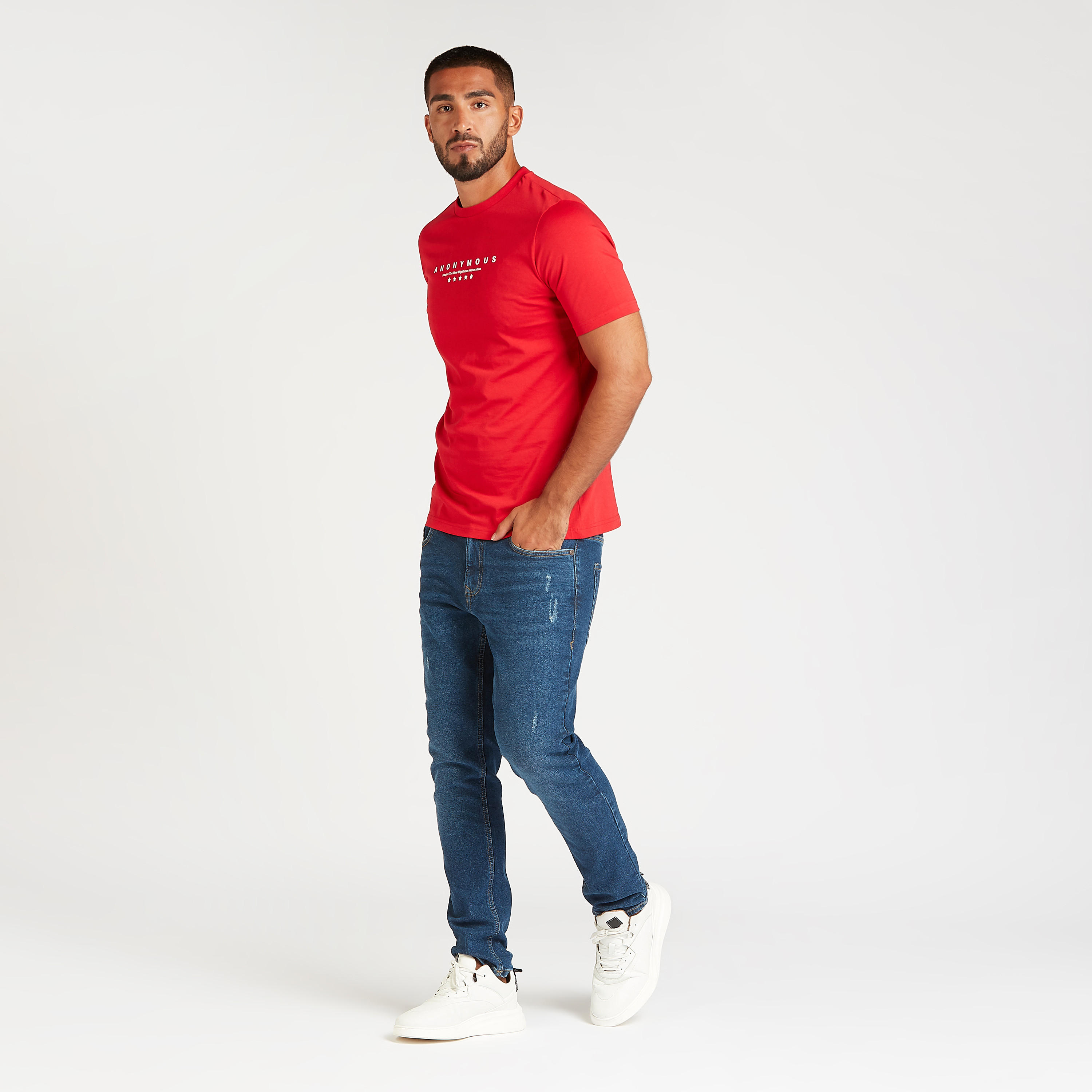 تيشيرت مستدام بياقة ضيّقة وأكمام قصيرة وطبعات تايبوجرافيك-men-clothing-tshirtsandpolos-tshirts-image-2