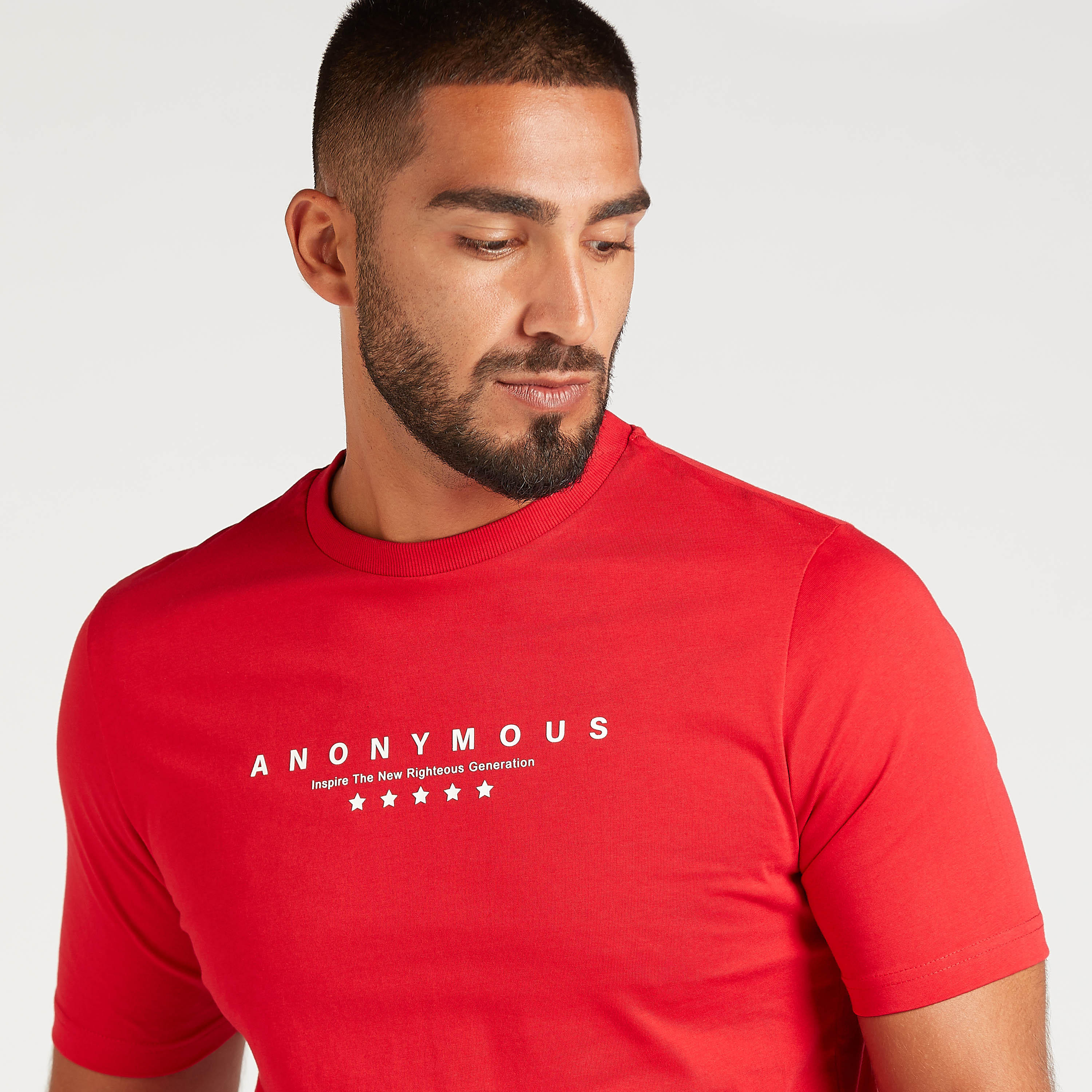 تيشيرت مستدام بياقة ضيّقة وأكمام قصيرة وطبعات تايبوجرافيك-men-clothing-tshirtsandpolos-tshirts-image-3