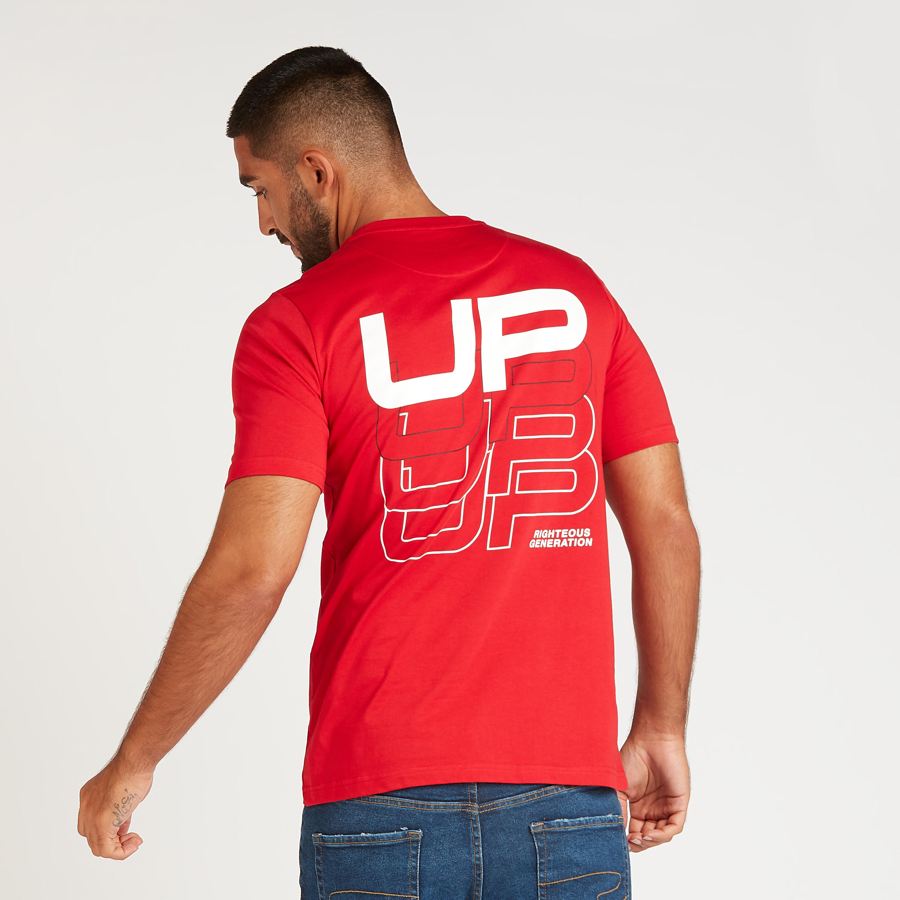 تيشيرت مستدام بياقة ضيّقة وأكمام قصيرة وطبعات تايبوجرافيك-men-clothing-tshirtsandpolos-tshirts-image-4