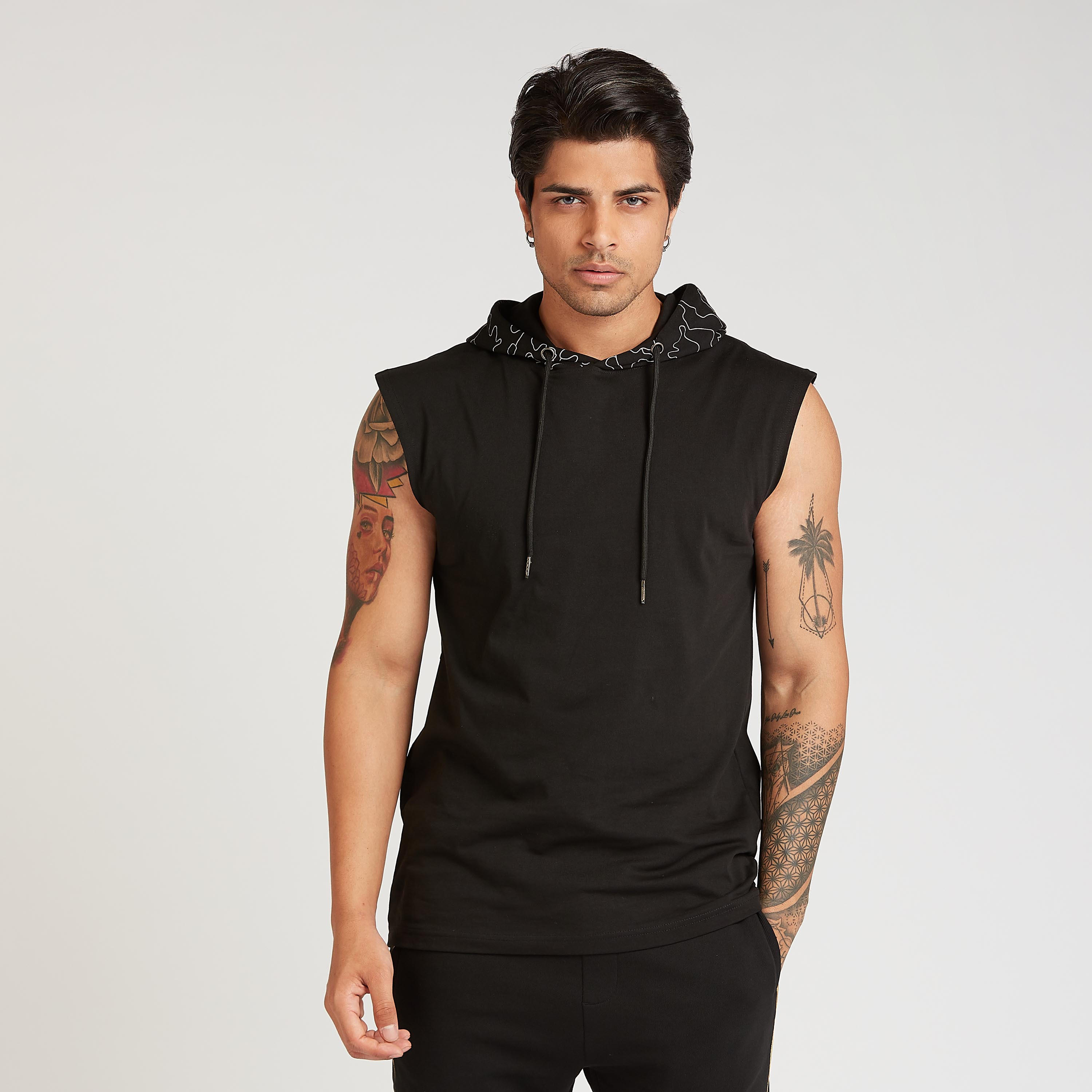تيشيرت مستدام دون أكمام بقبّعة وتفاصيل سحّاب-men-clothing-tshirtsandpolos-tshirts-image-1